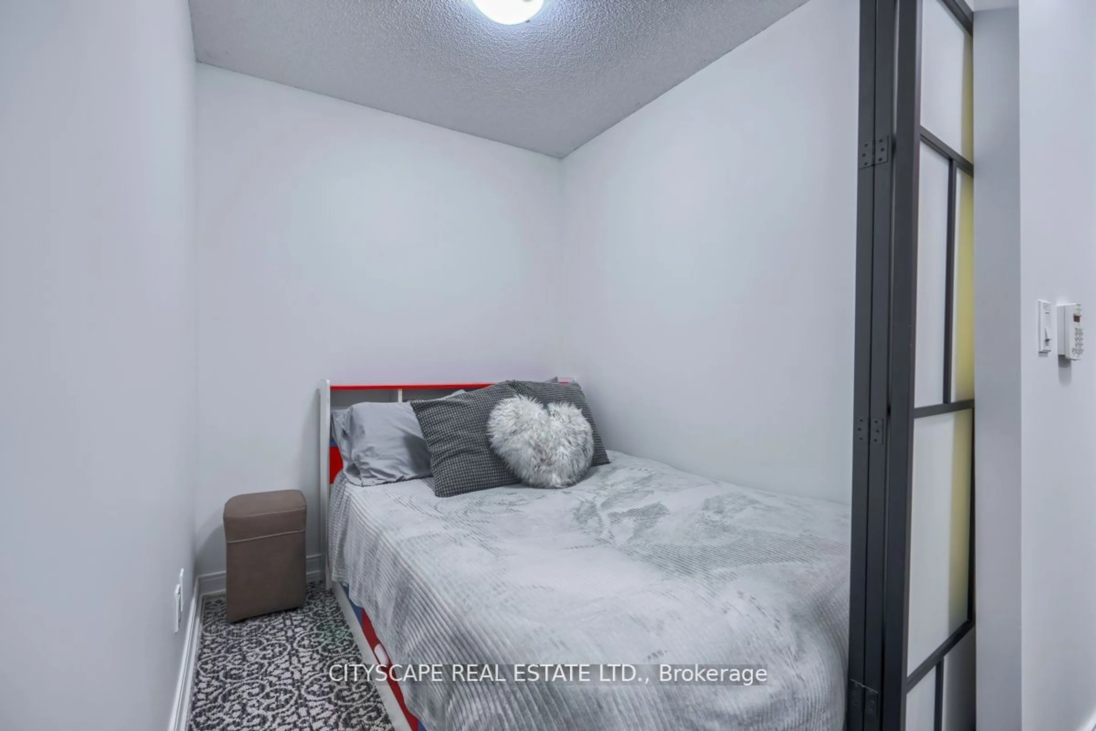 A pic of a room for 255 Village Green Sq #406, Toronto Ontario M1S 0L7