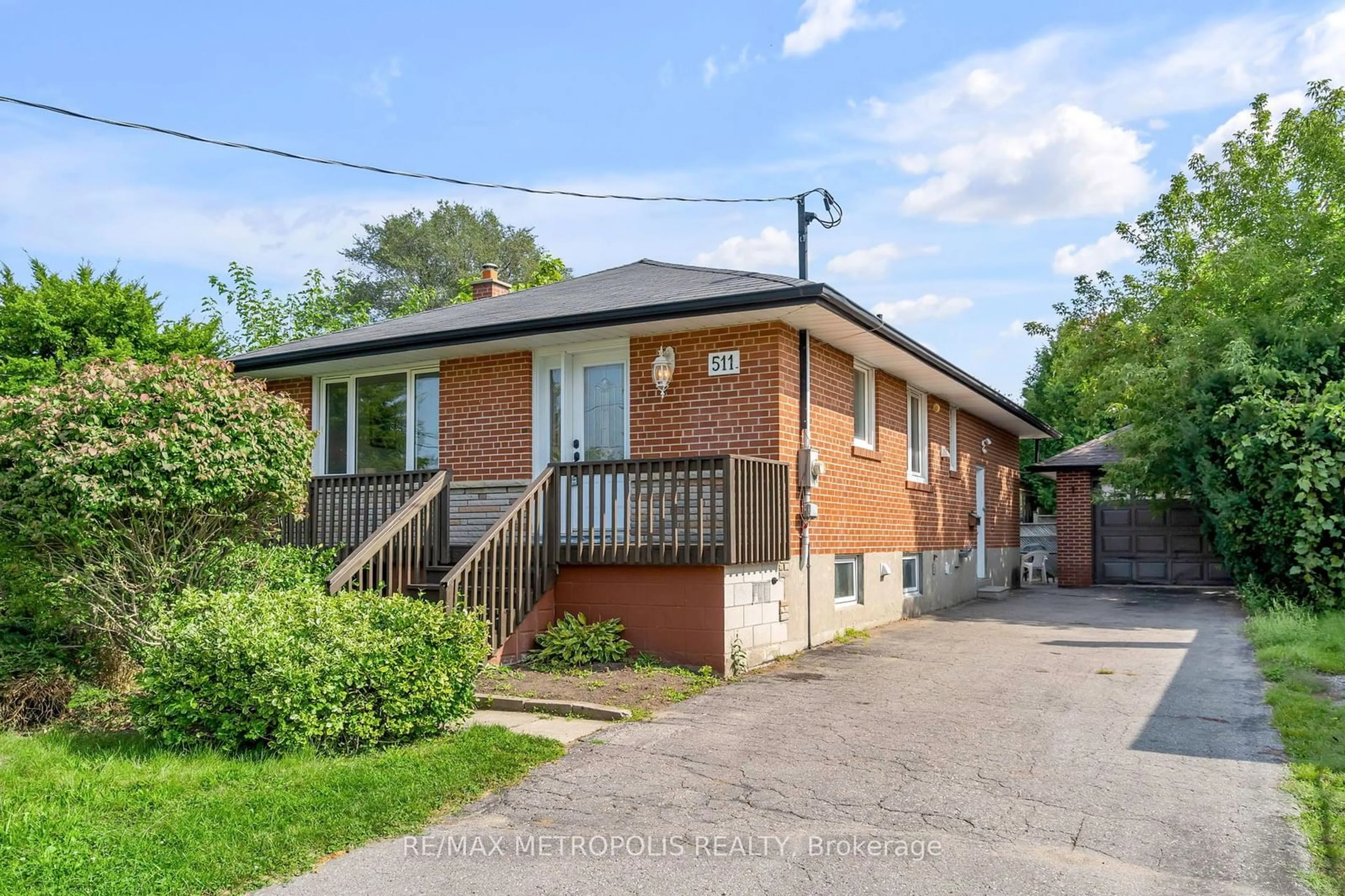 Frontside or backside of a home, cottage for 511 Ash St, Whitby Ontario L1N 4B5