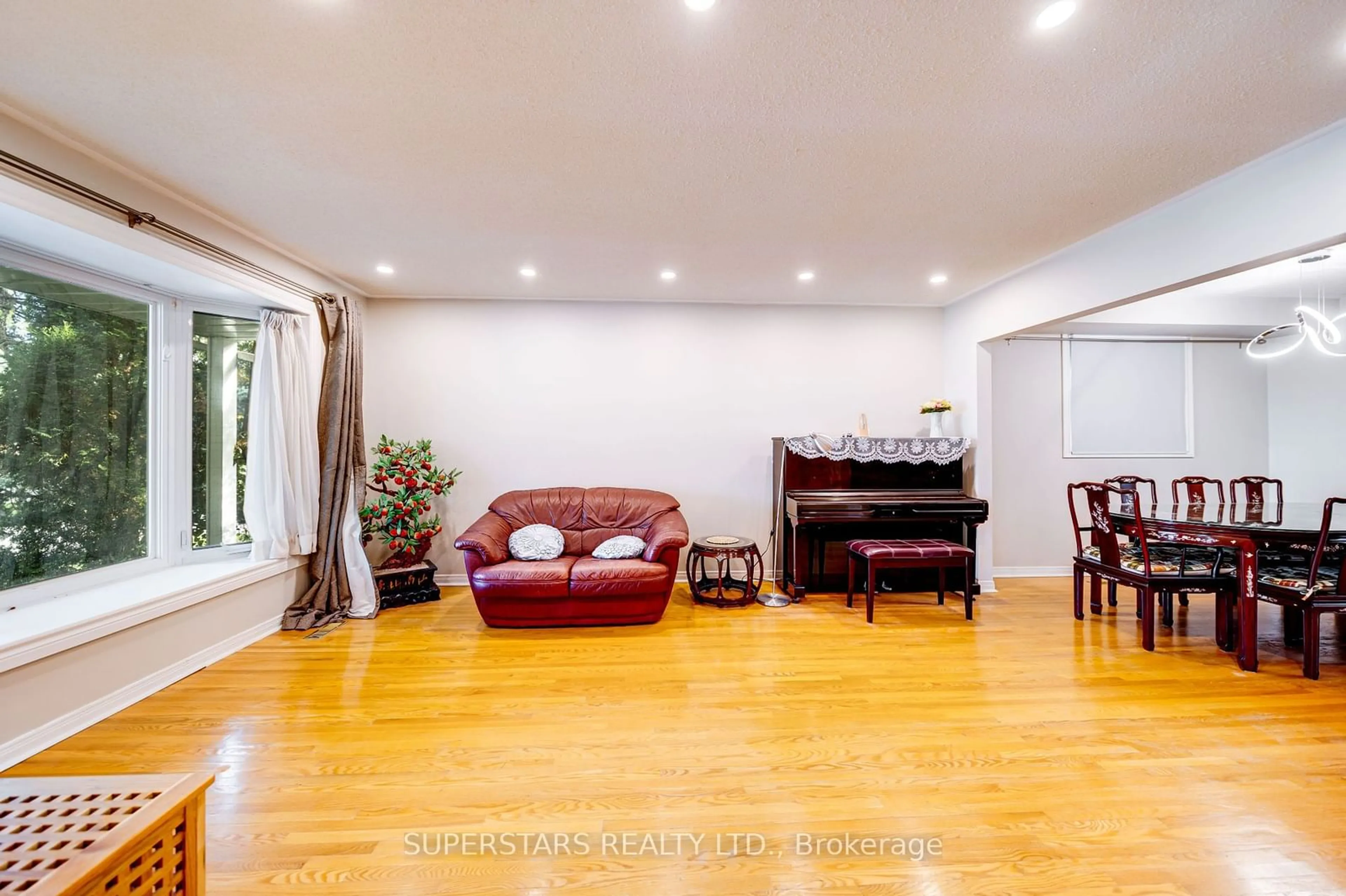 Living room, wood floors for 15 Pipers Green Ave, Toronto Ontario M1S 3J9