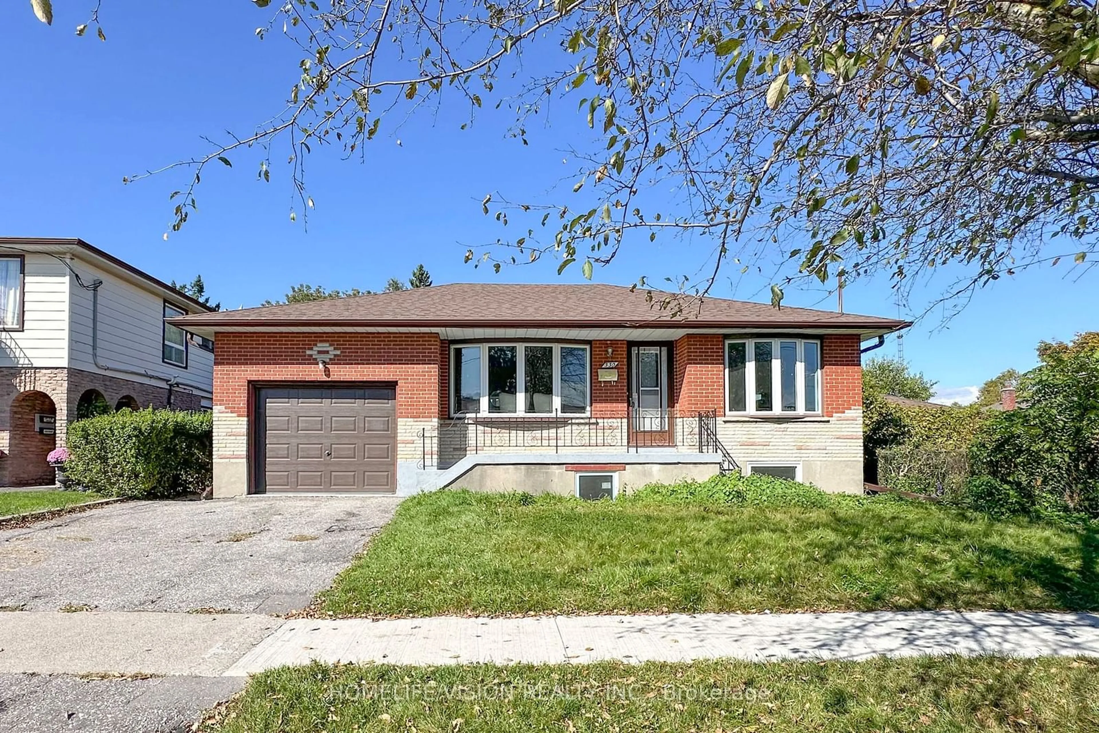 Home with brick exterior material for 530 Dean Ave, Oshawa Ontario L1H 3E5