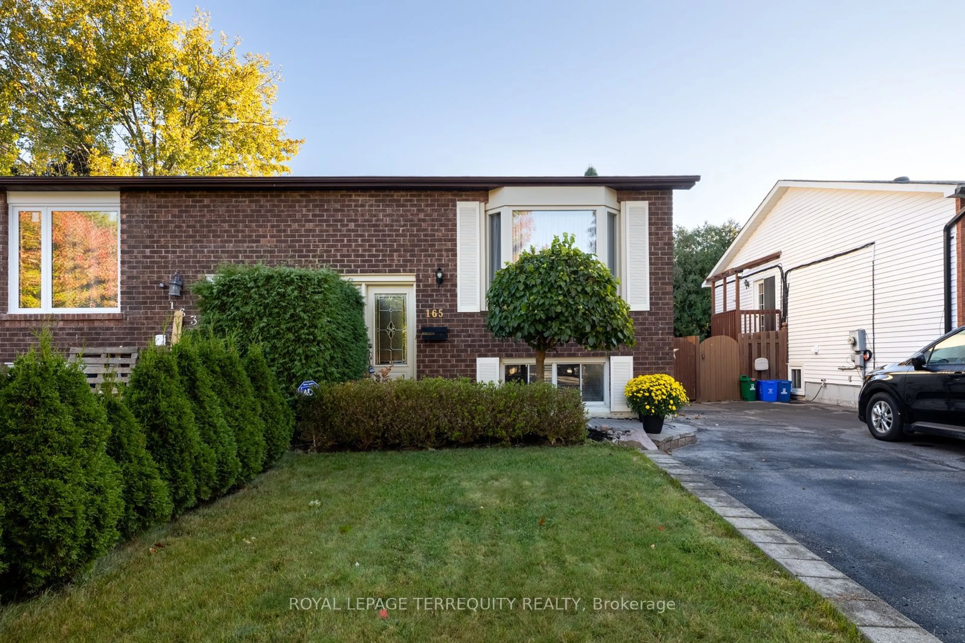 Home with brick exterior material for 165 Londonderry St, Oshawa Ontario L1J 6Z2