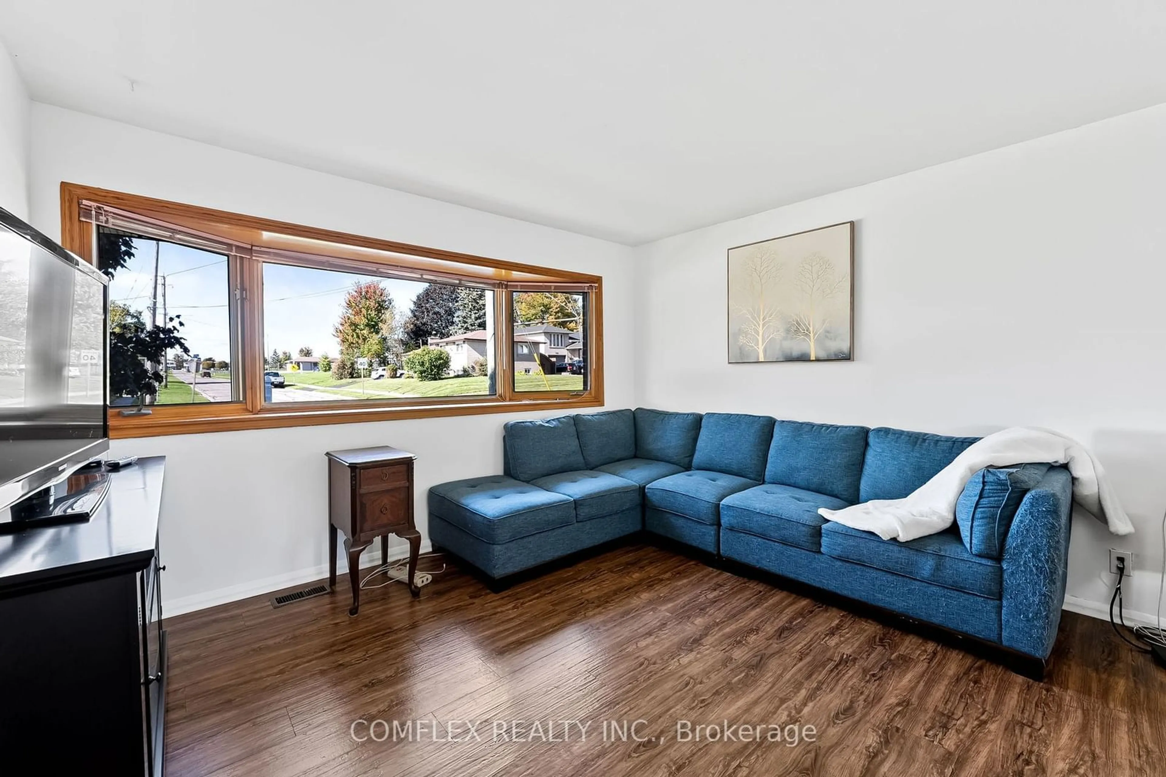 Living room, wood floors for 1361 Cedar St, Oshawa Ontario L1J 3S4