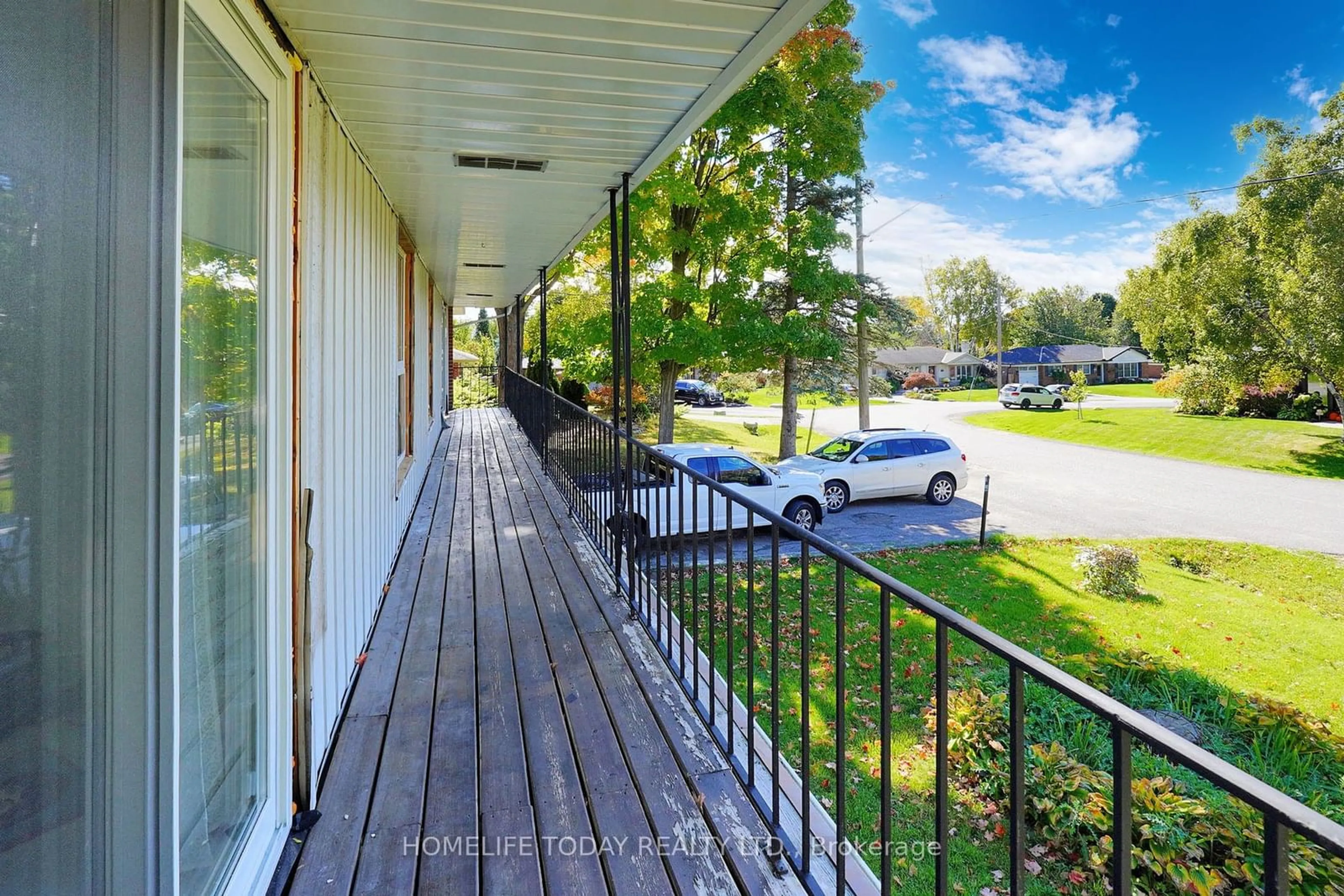 A pic from outside/outdoor area/front of a property/back of a property/a pic from drone, street for 329 Fairview Dr, Whitby Ontario L1N 3A7