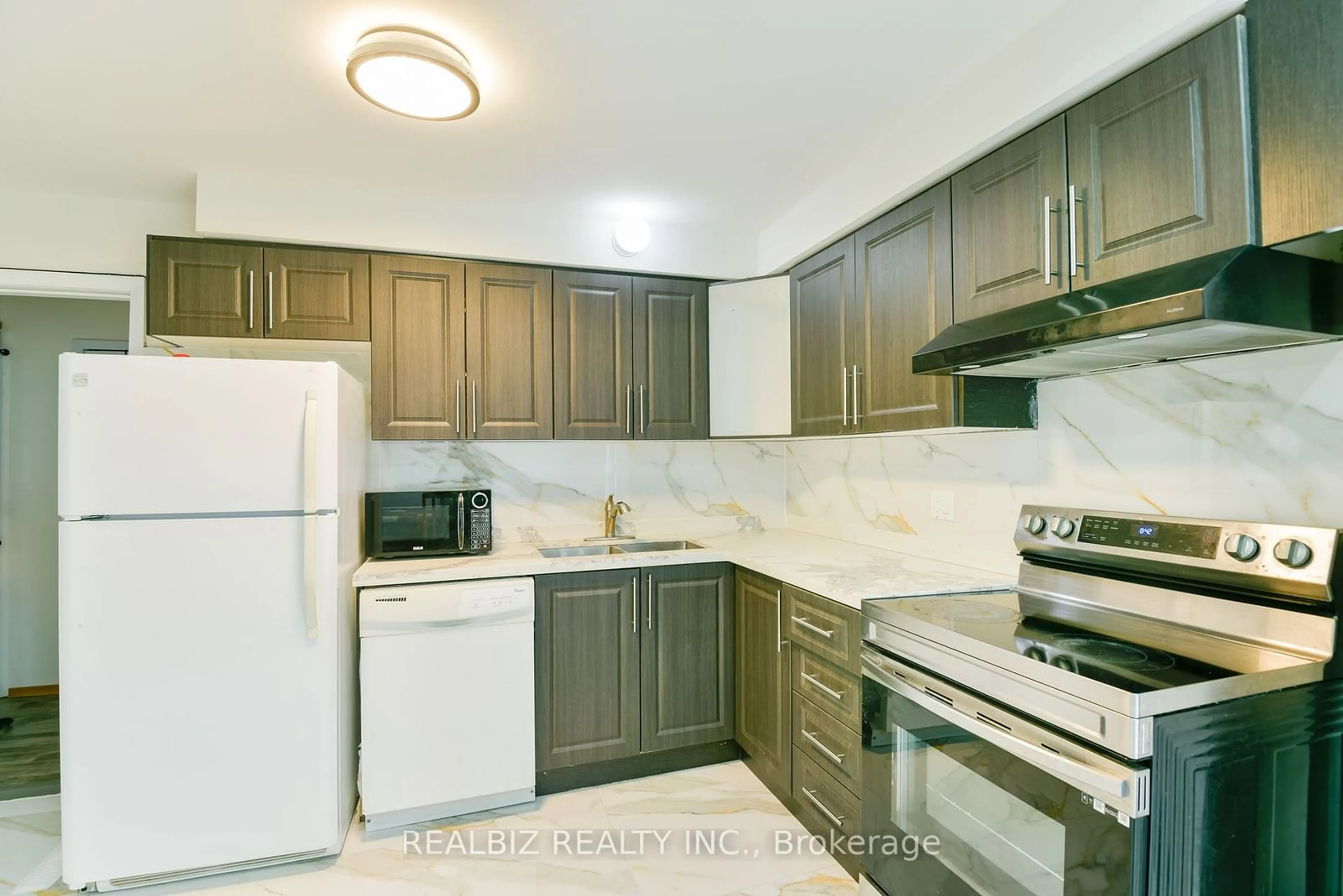 Standard kitchen for 1354 Orlando Crt, Oshawa Ontario L1G 6T9