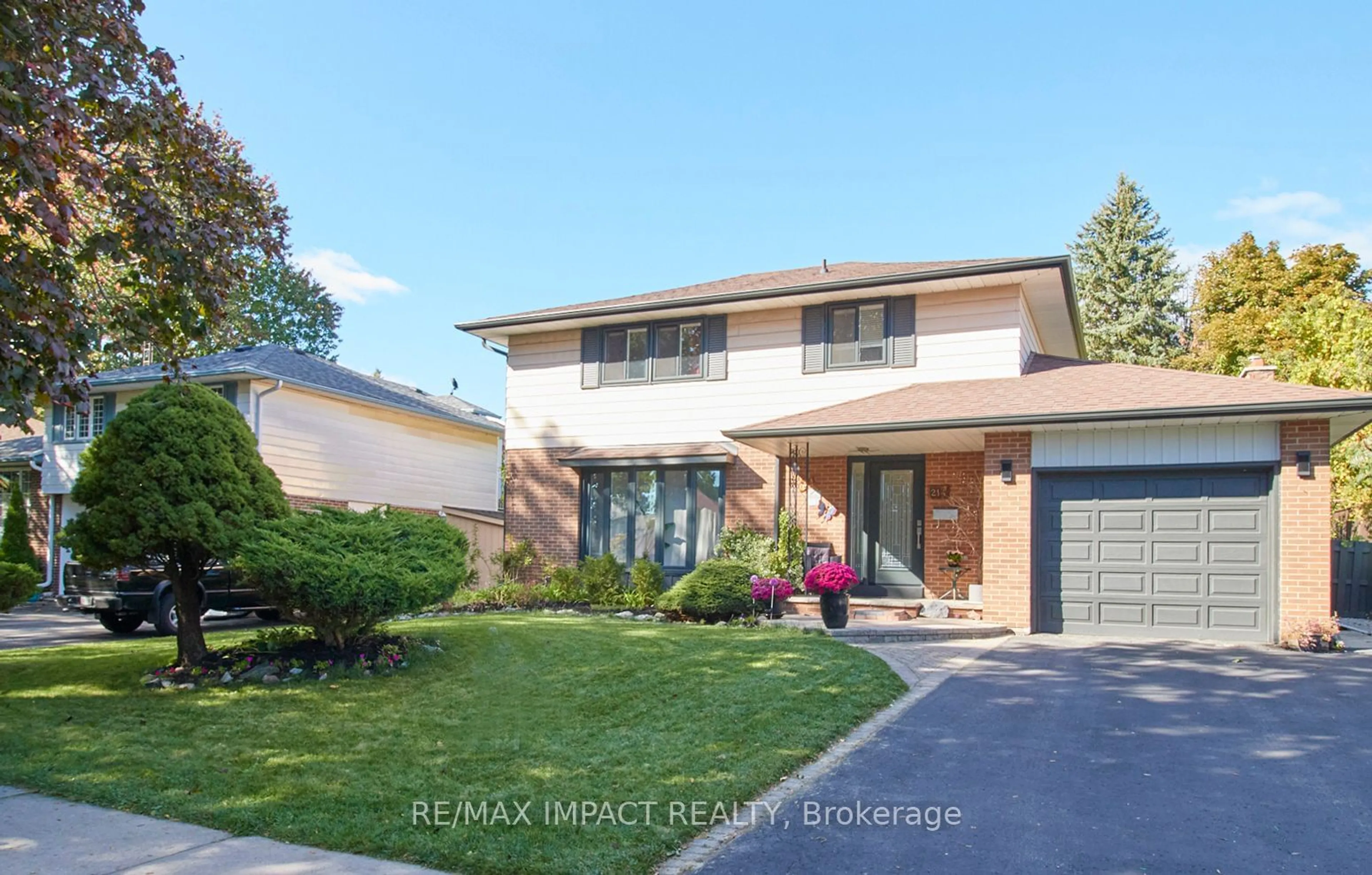 Frontside or backside of a home, the street view for 214 Marigold Ave, Oshawa Ontario L1G 3G3