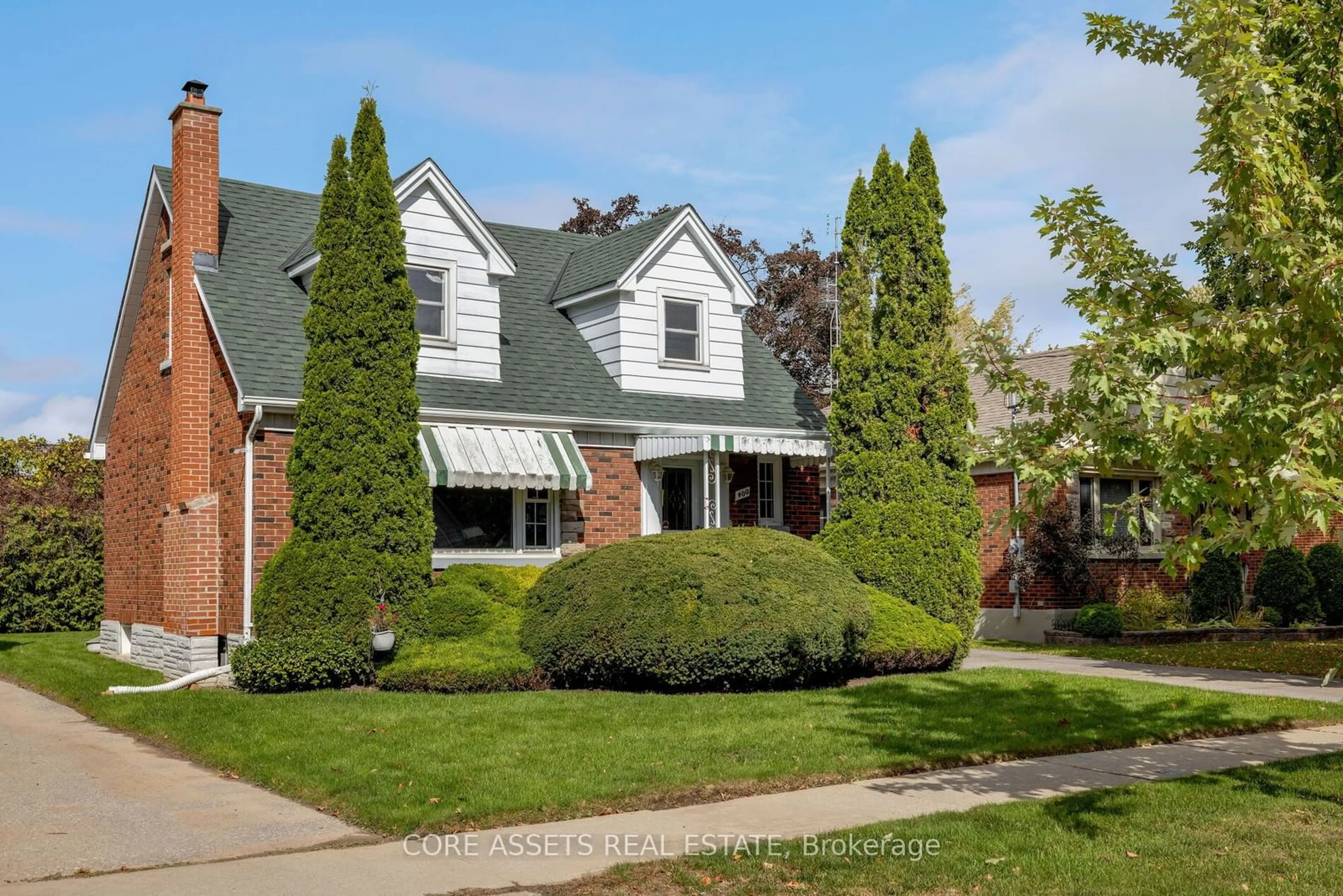 Frontside or backside of a home, the street view for 400 Elgin St, Oshawa Ontario L1G 1T9