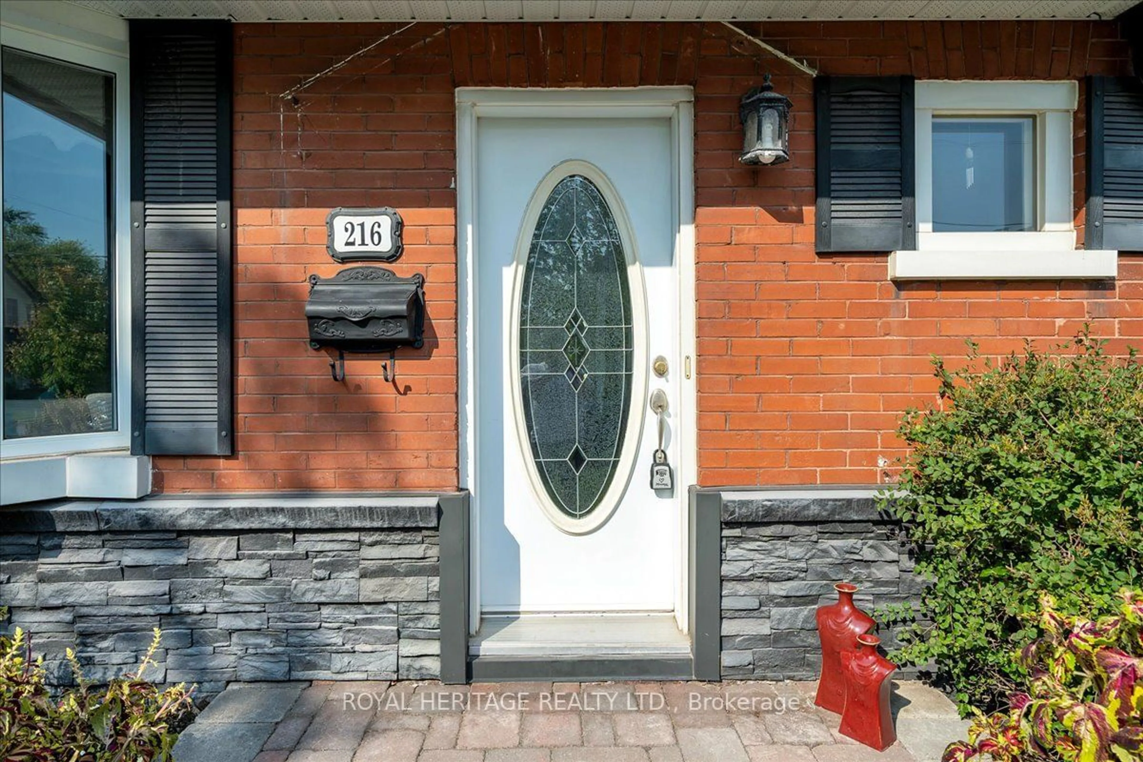 Home with brick exterior material for 216 Gliddon Ave, Oshawa Ontario L1H 1Y8