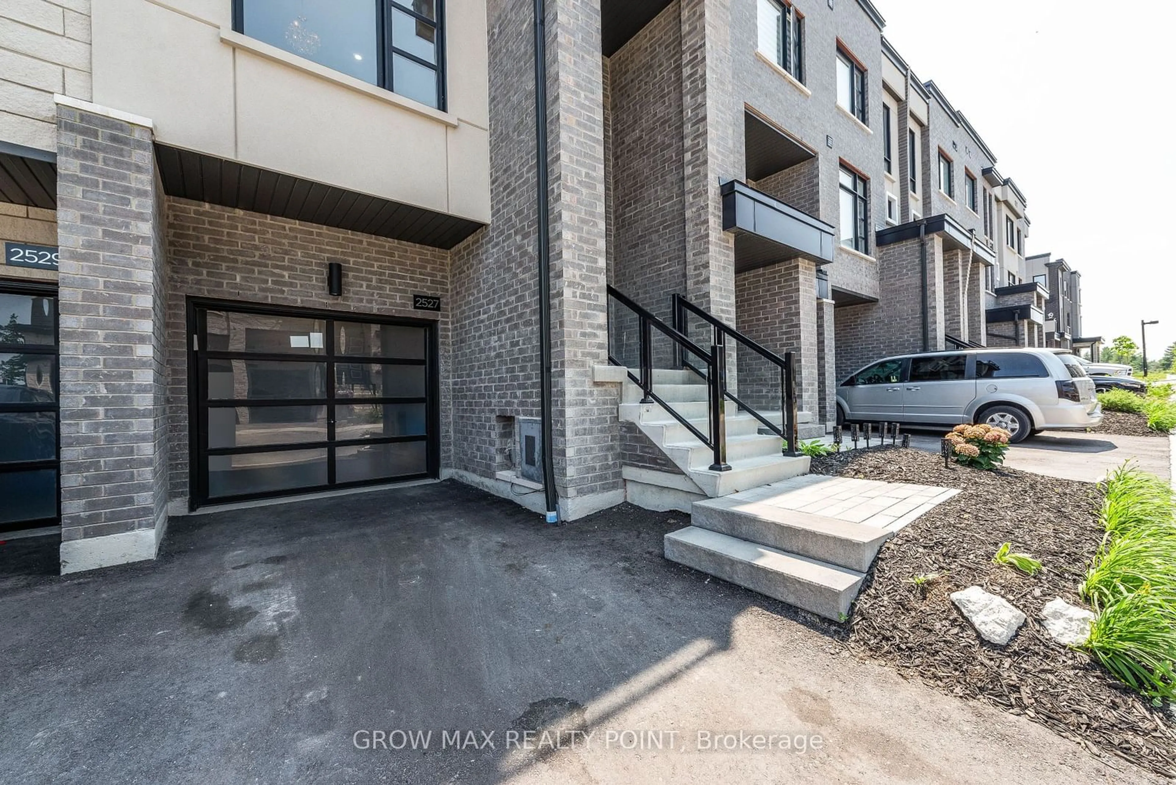 A pic from exterior of the house or condo, the front or back of building for 2527 Castlegate Crossing, Pickering Ontario L1X 0H8