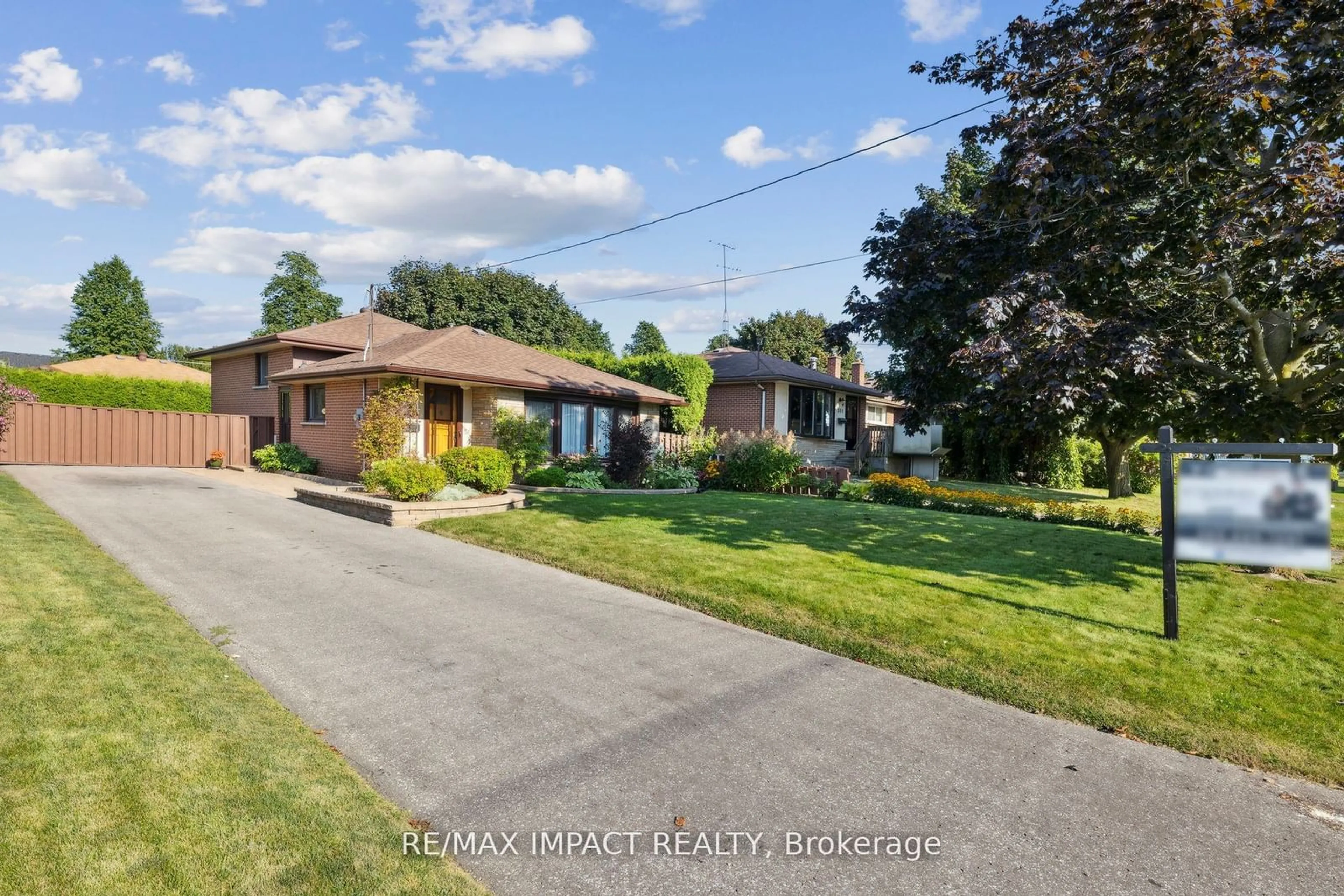 Frontside or backside of a home, the street view for 305 Poplar St, Oshawa Ontario L1H 6P6