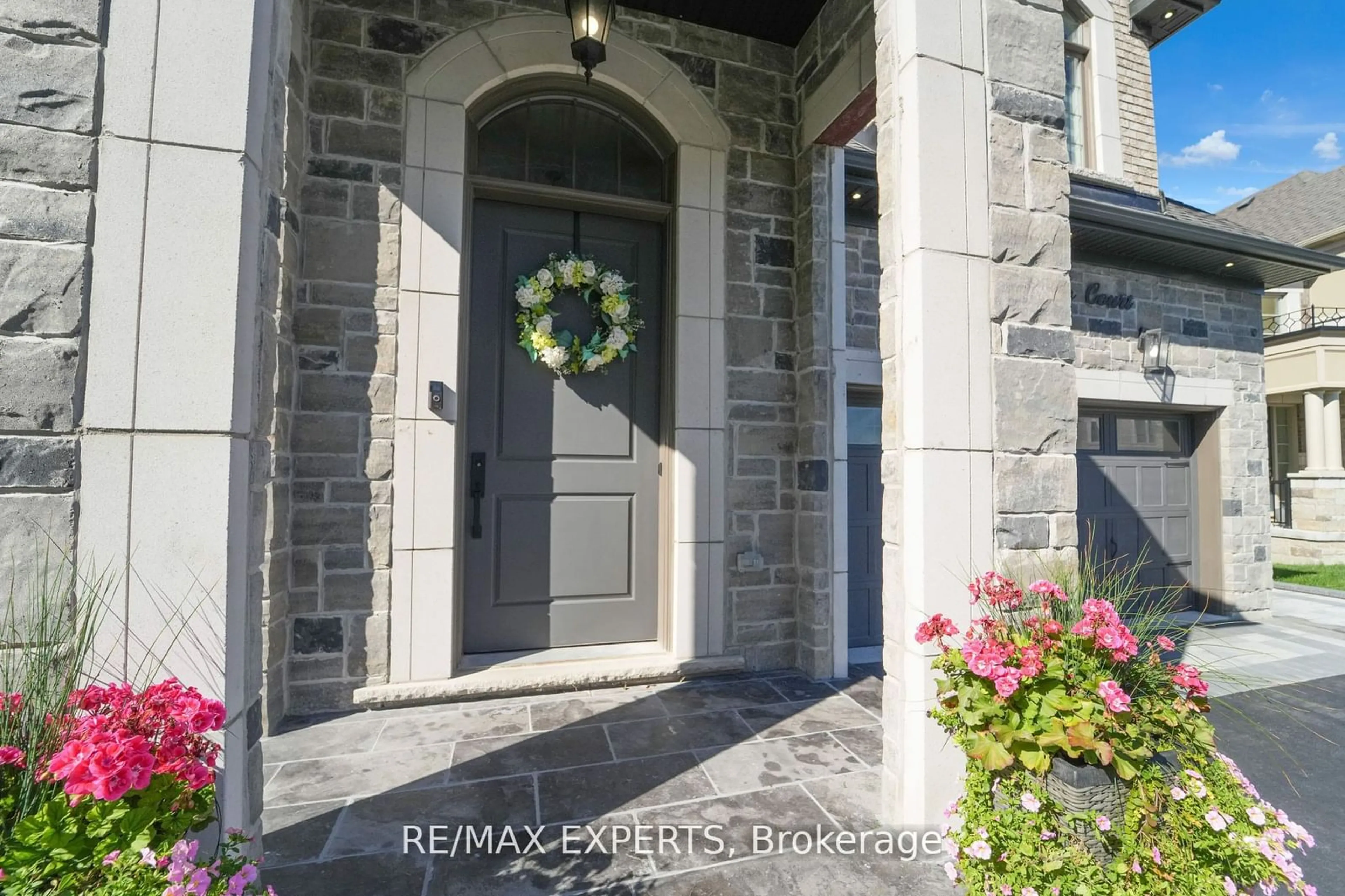 Indoor entryway, ceramic floors for 500 Picasso Crt, Pickering Ontario L1W 0A9