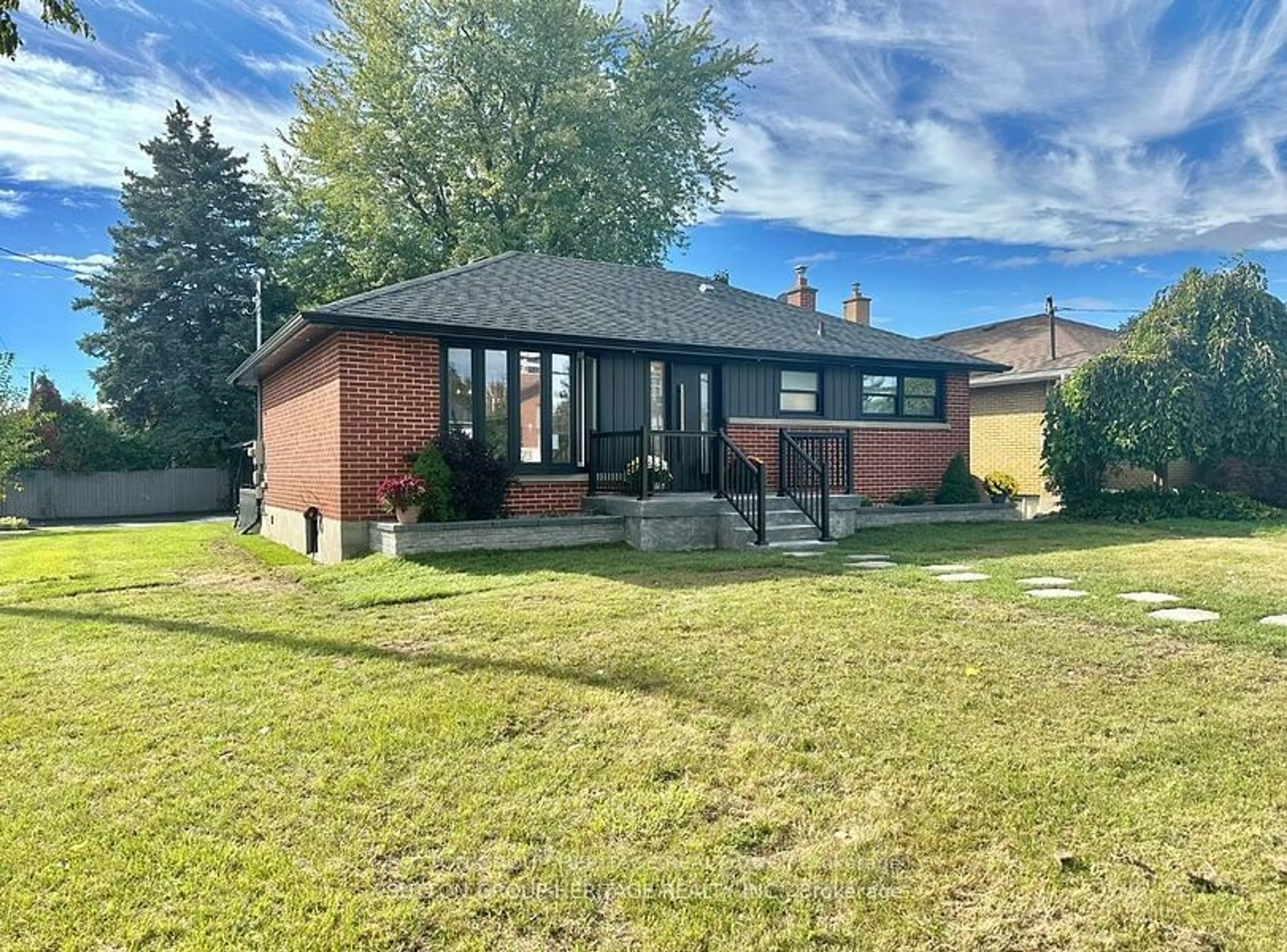 Frontside or backside of a home, cottage for 471 Rossland Rd, Oshawa Ontario L1J 3H1