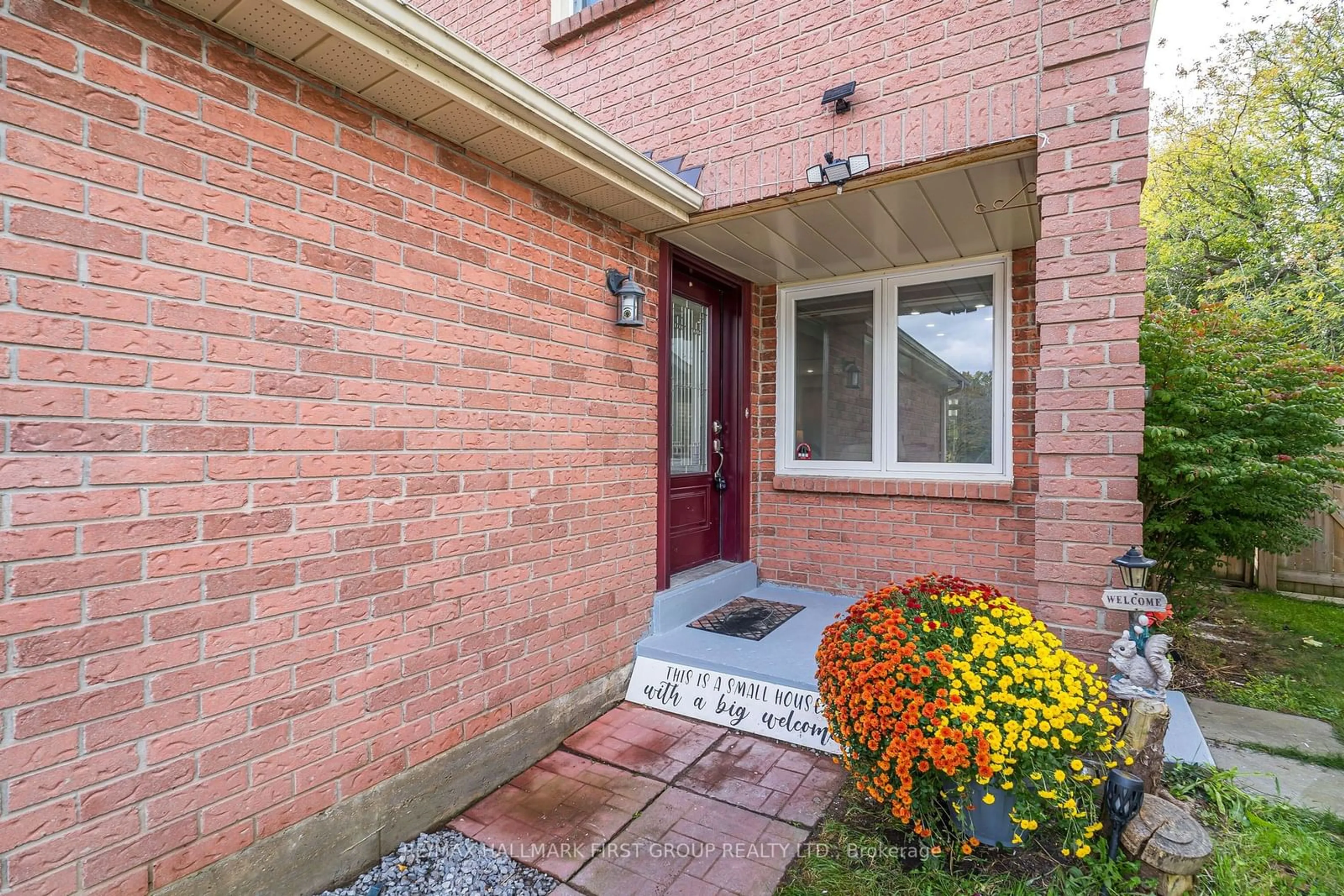 Indoor entryway, ceramic floors for 21 Mandy Crt, Whitby Ontario L1N 8X6