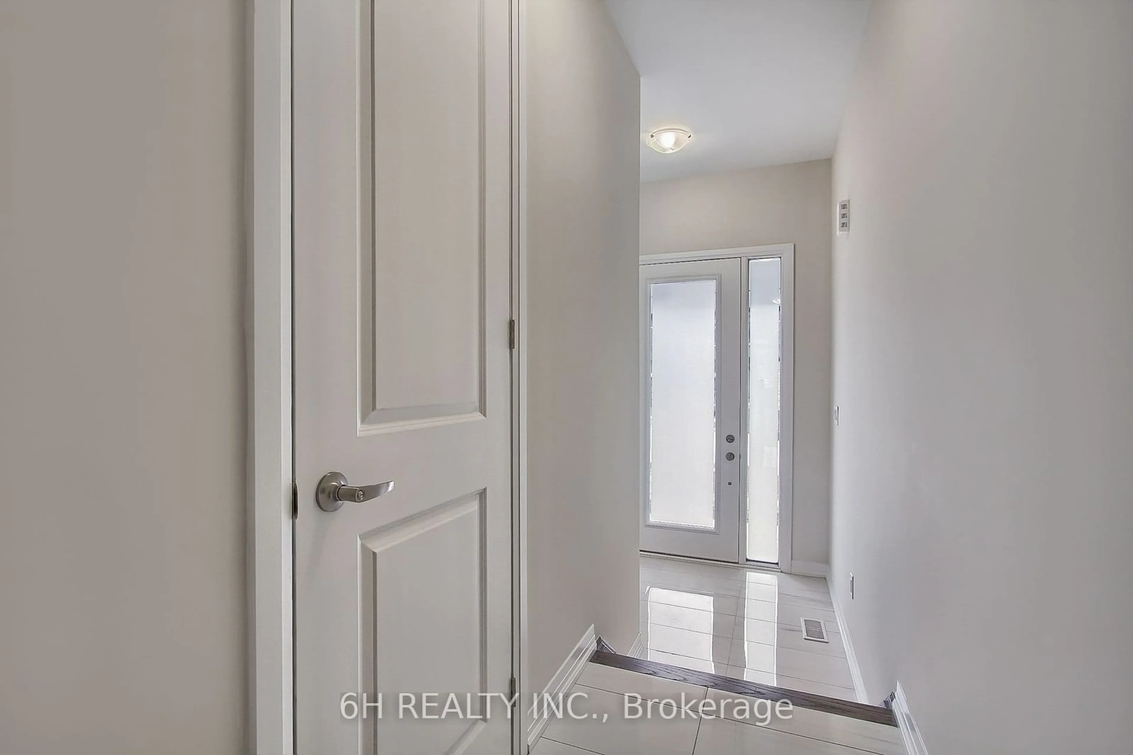 Indoor entryway, not visible floor for 2616 Hibiscus Dr, Pickering Ontario L1X 0L8