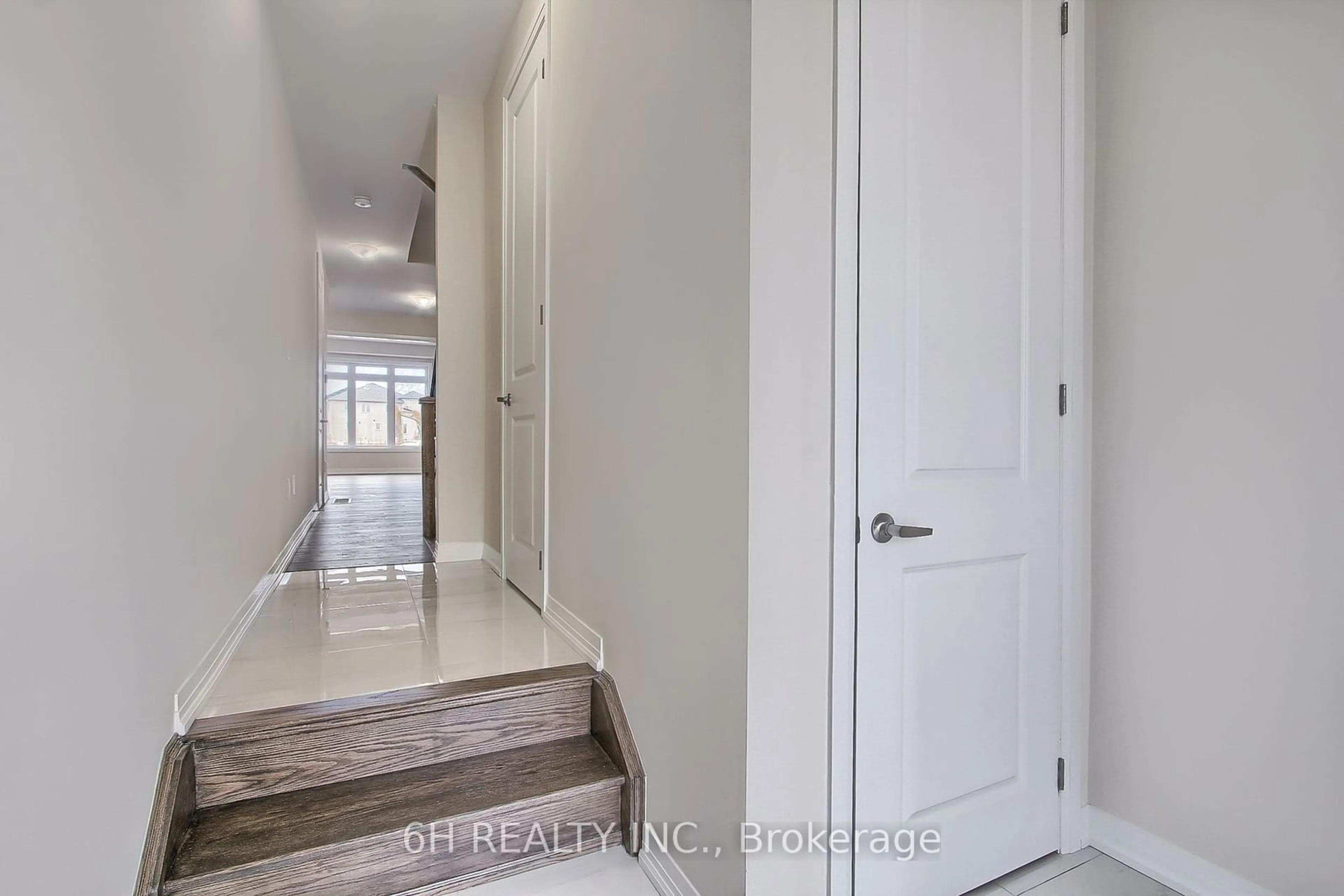 Indoor entryway, wood floors for 2616 Hibiscus Dr, Pickering Ontario L1X 0L8