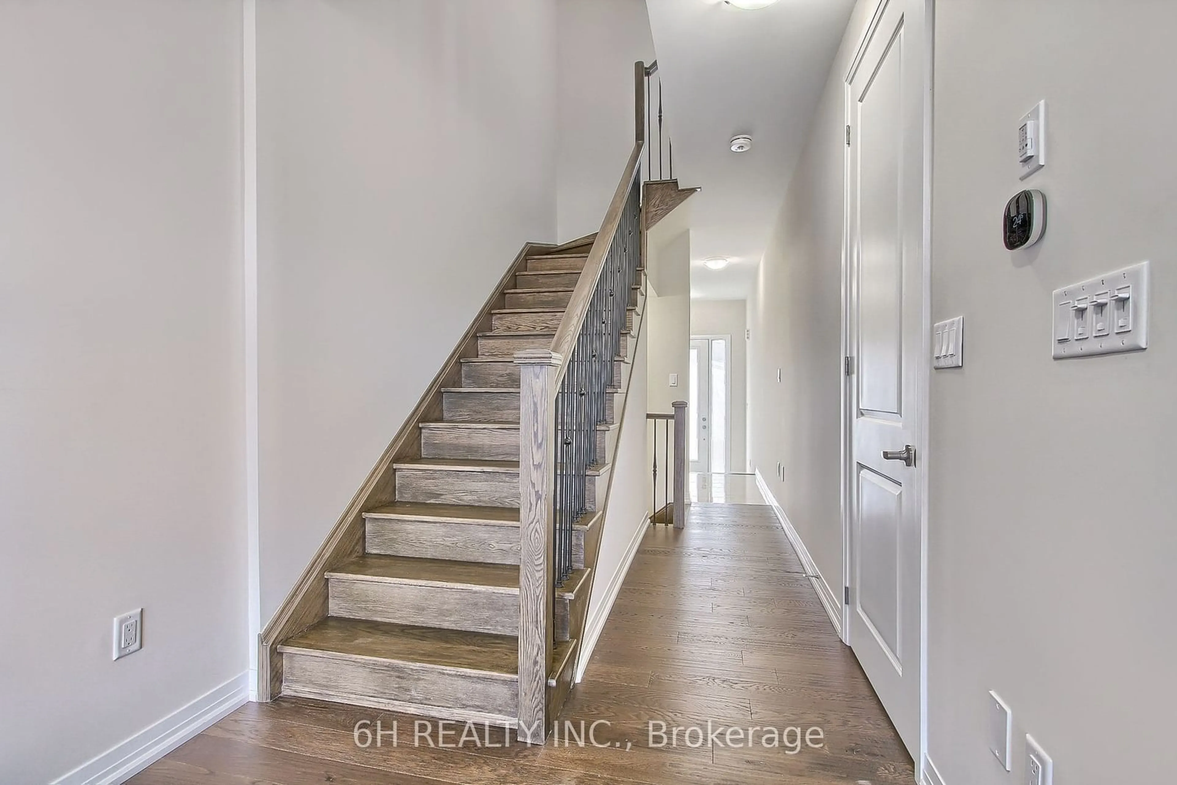 Indoor entryway, wood floors for 2616 Hibiscus Dr, Pickering Ontario L1X 0L8