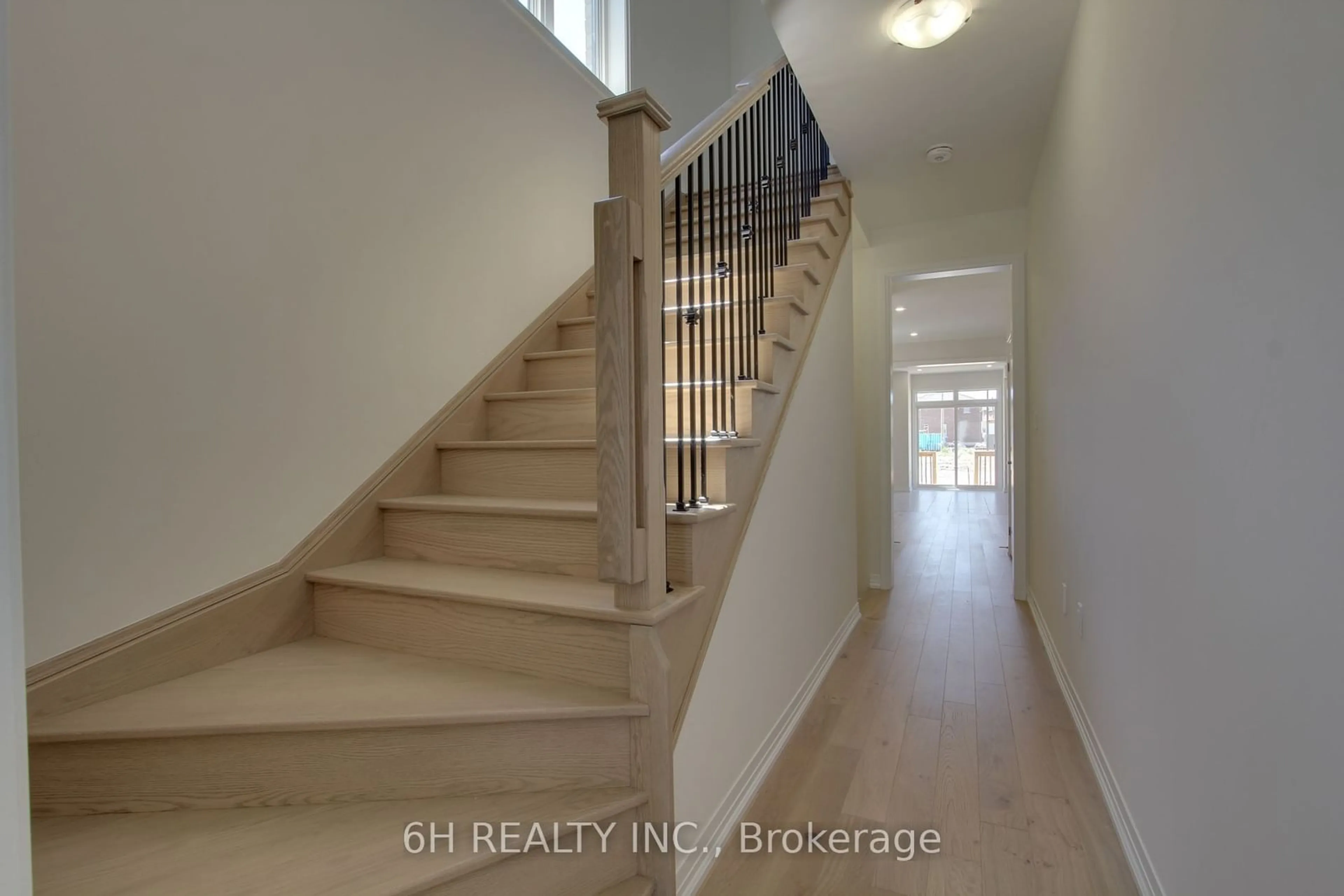 Indoor entryway, wood floors for 2610 Hibiscus Dr, Pickering Ontario L1X 0L8