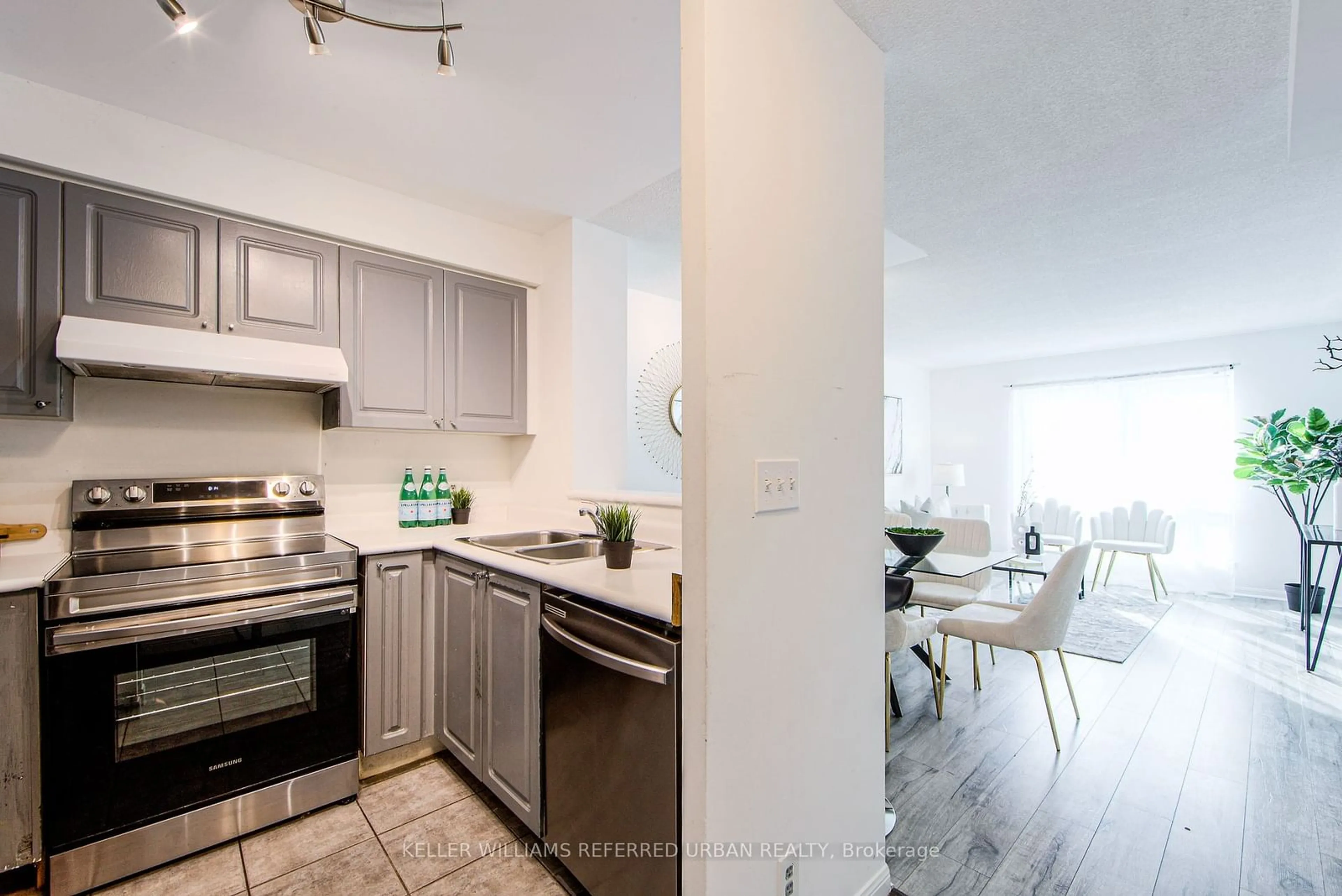 Open concept kitchen for 11 Lee Centre Dr #703, Toronto Ontario M1H 3J5