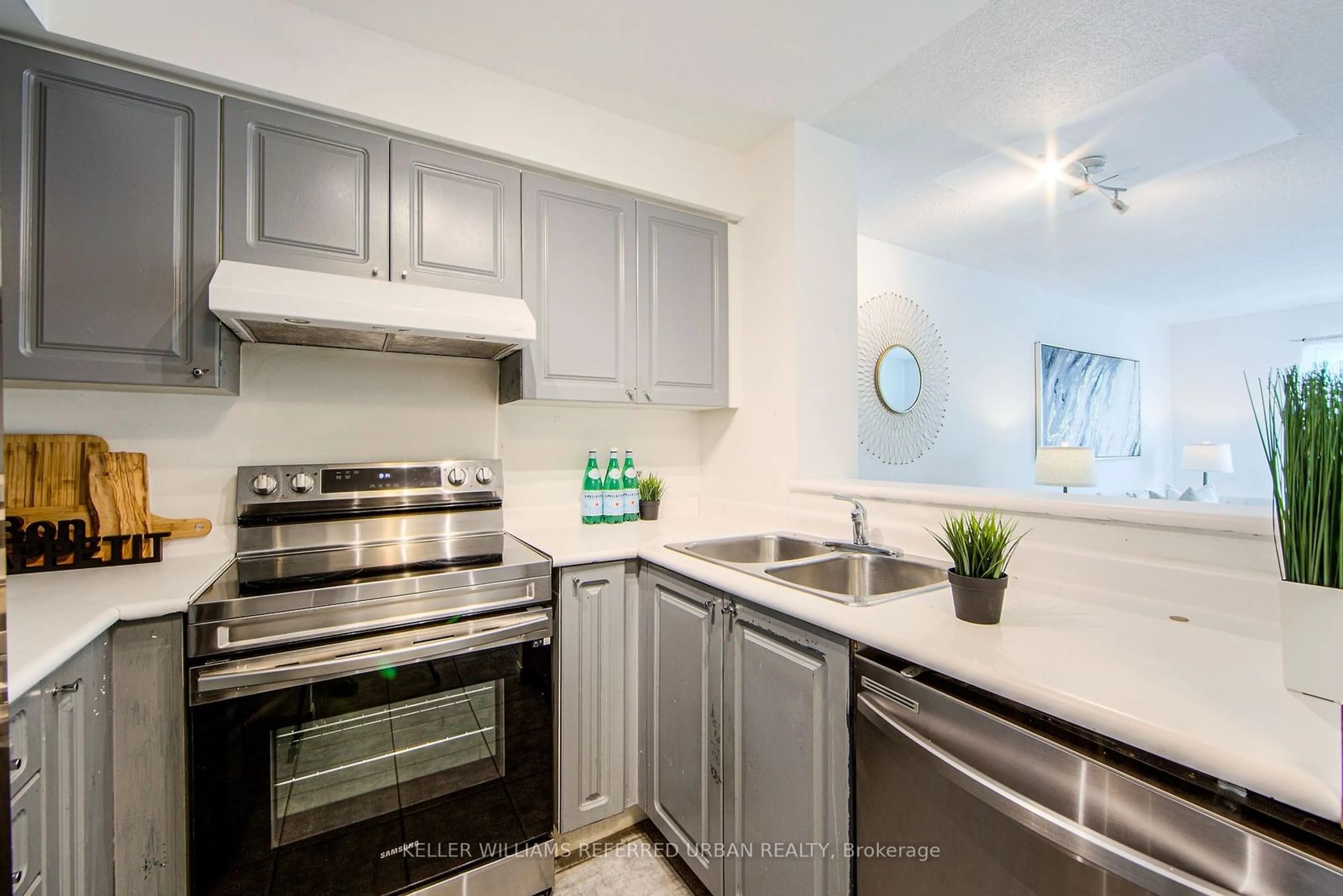 Standard kitchen for 11 Lee Centre Dr #703, Toronto Ontario M1H 3J5