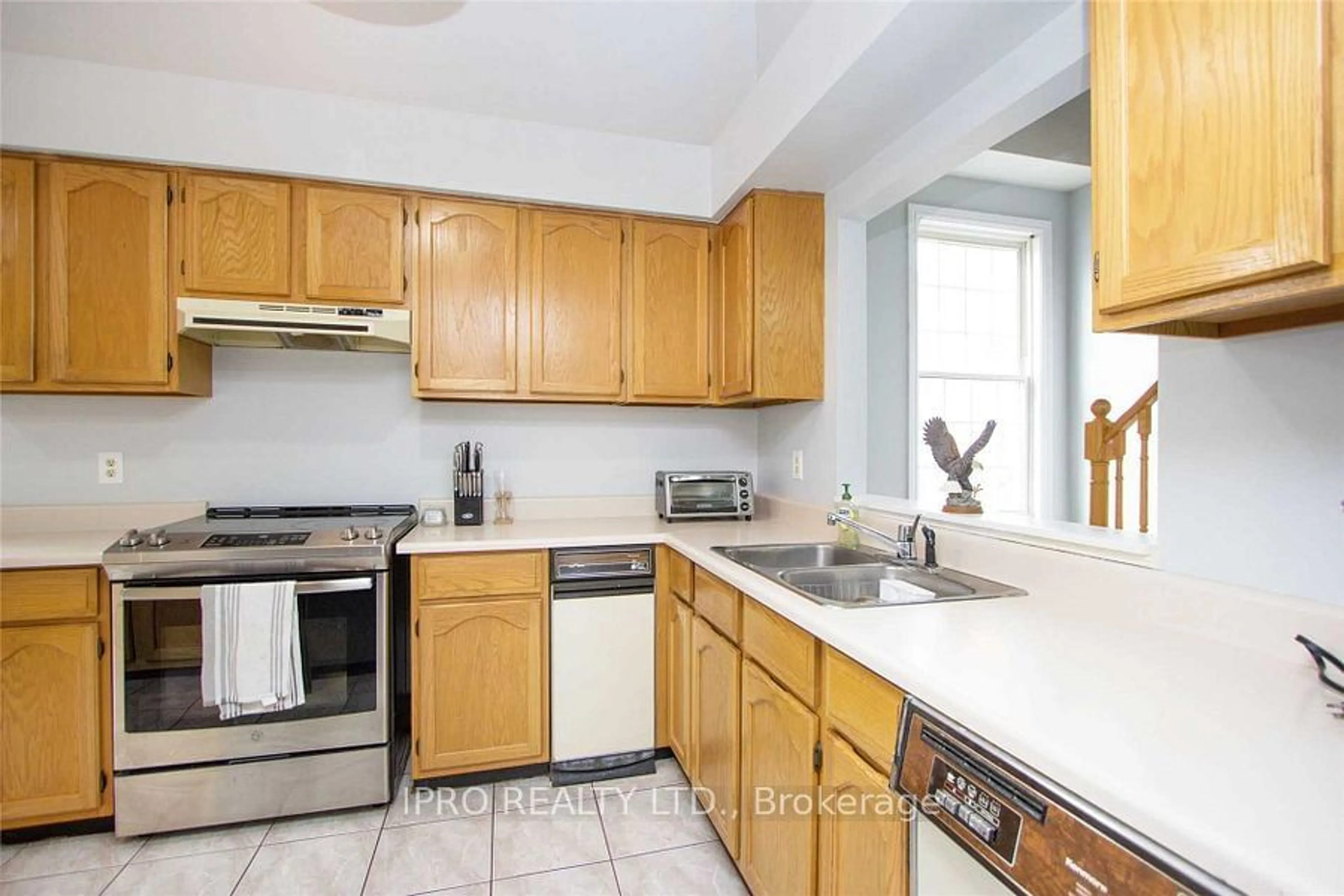 Standard kitchen for 1663 Nash Rd #D-17, Clarington Ontario L1E 1S8