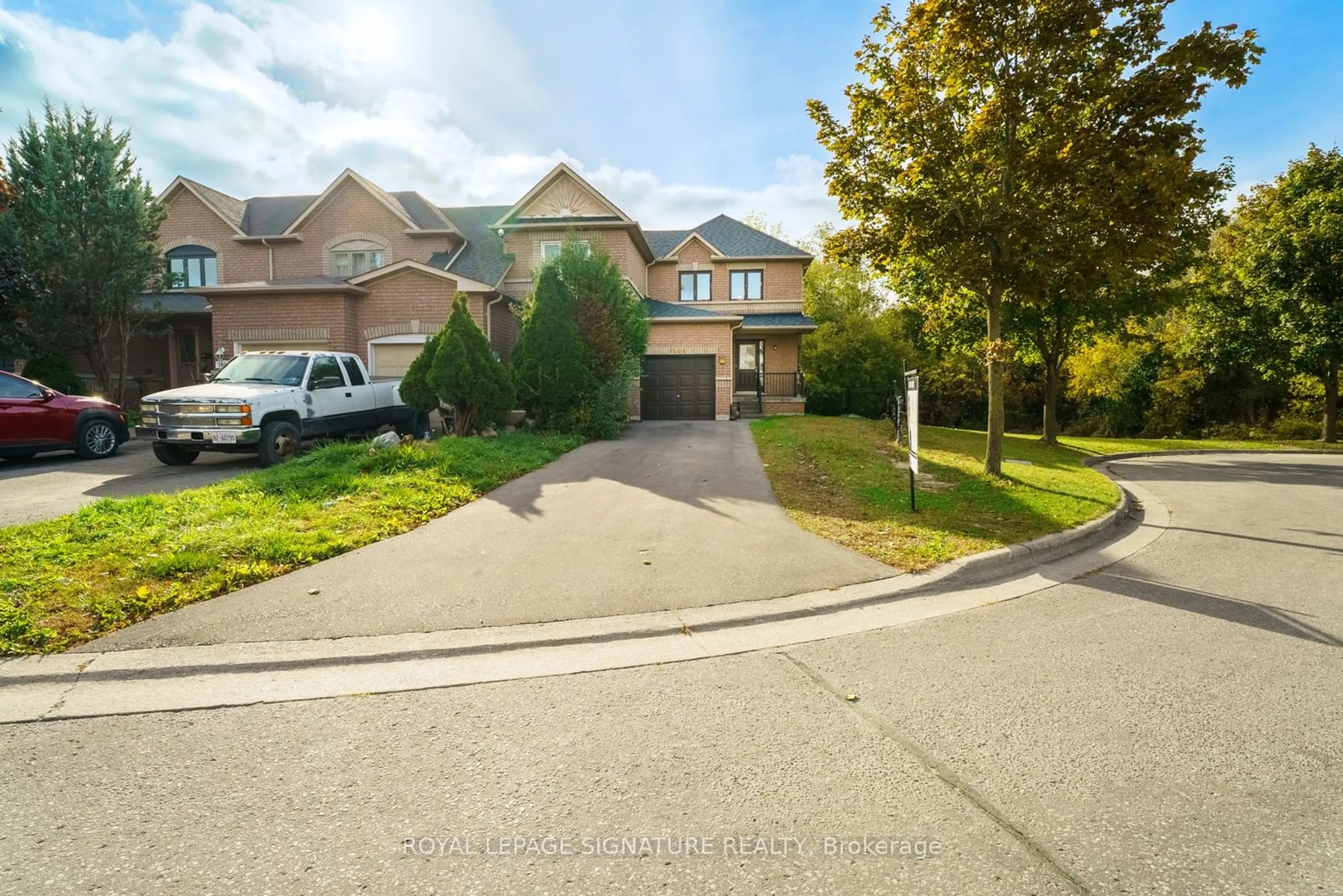 A pic from exterior of the house or condo, the street view for 1944 Woodgate Crt, Oshawa Ontario L1G 7Z3