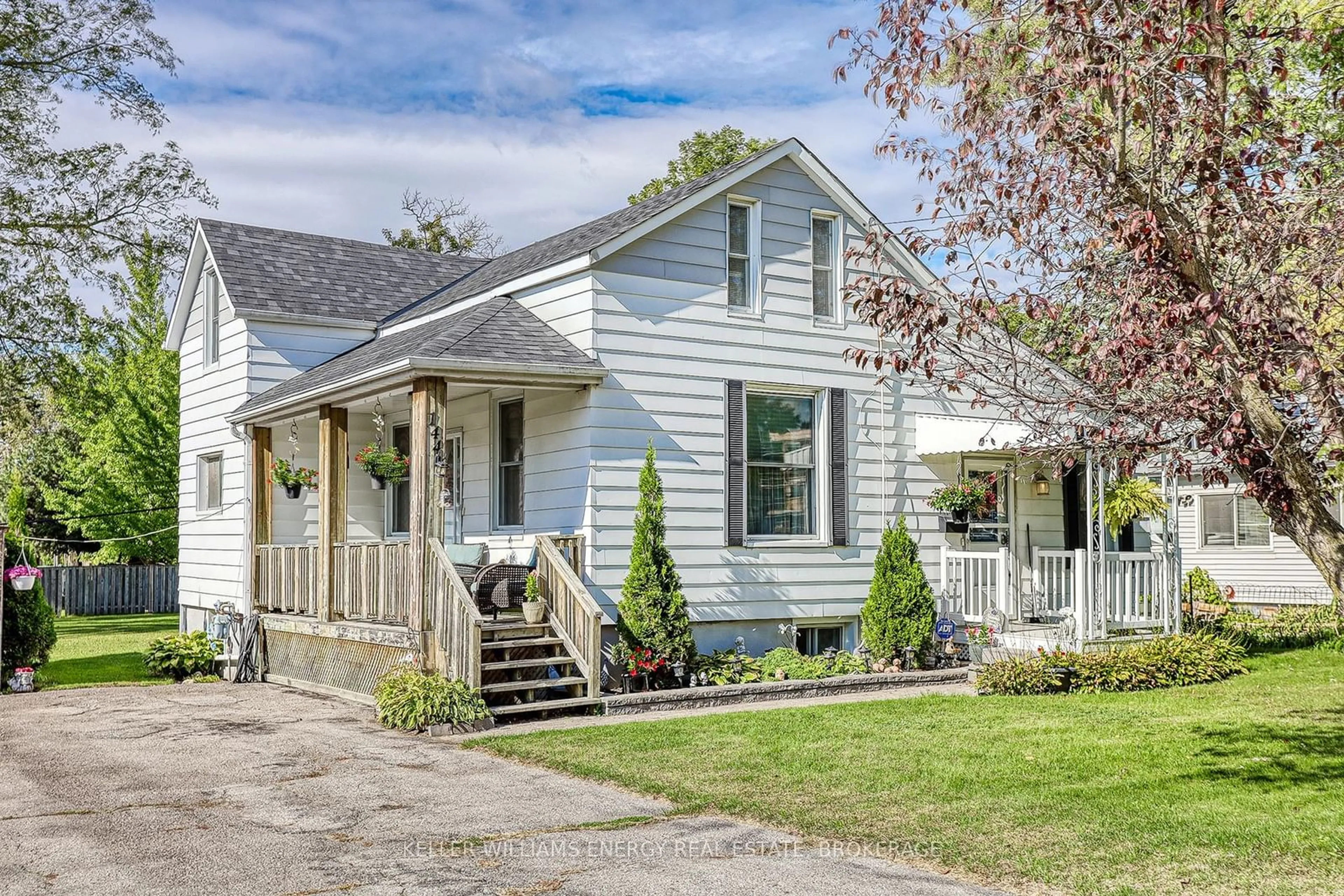 Frontside or backside of a home, cottage for 144 Hickory St, Whitby Ontario L1N 3X7