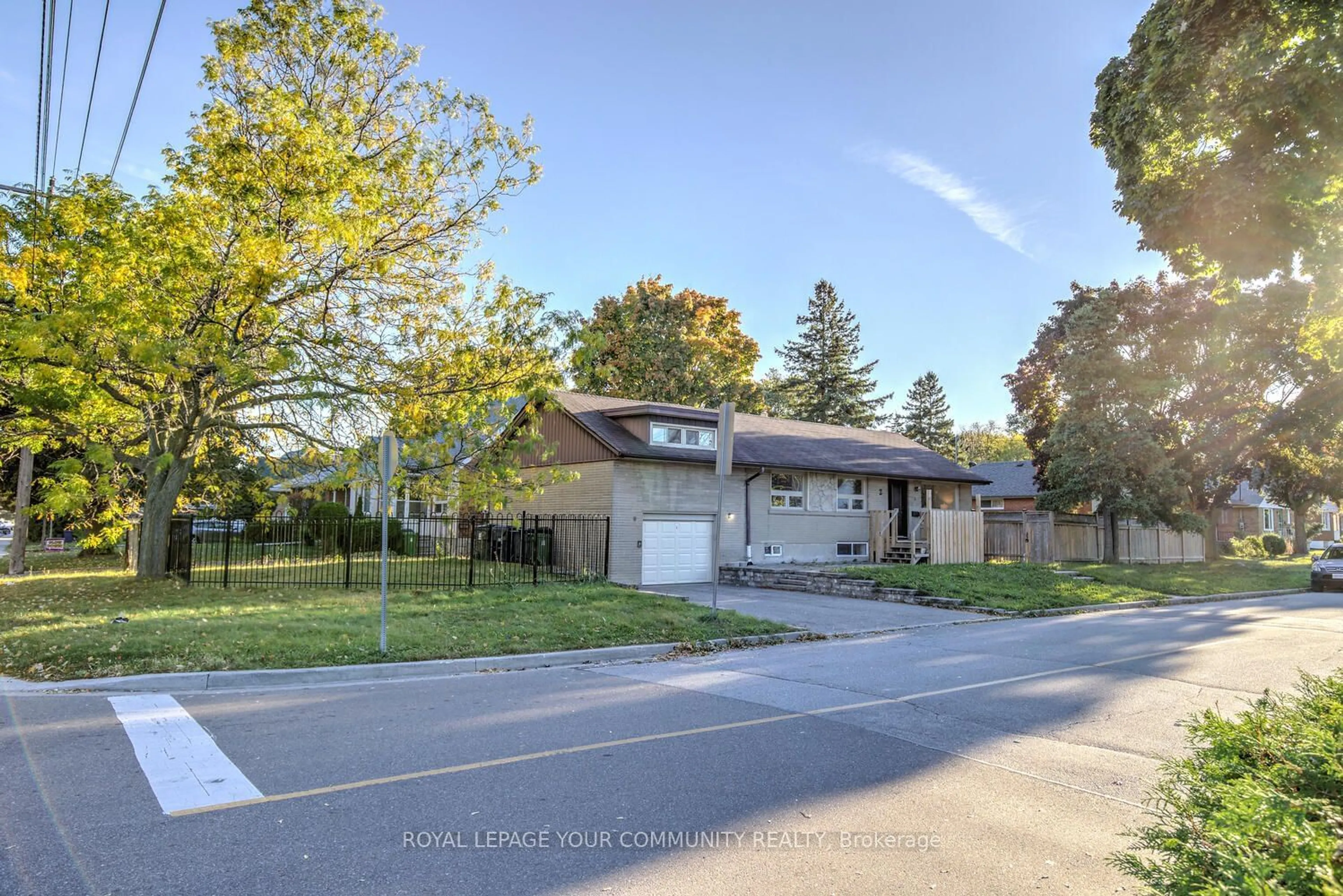 A pic from exterior of the house or condo, the street view for 2 Christina Cres, Toronto Ontario M1R 4H6