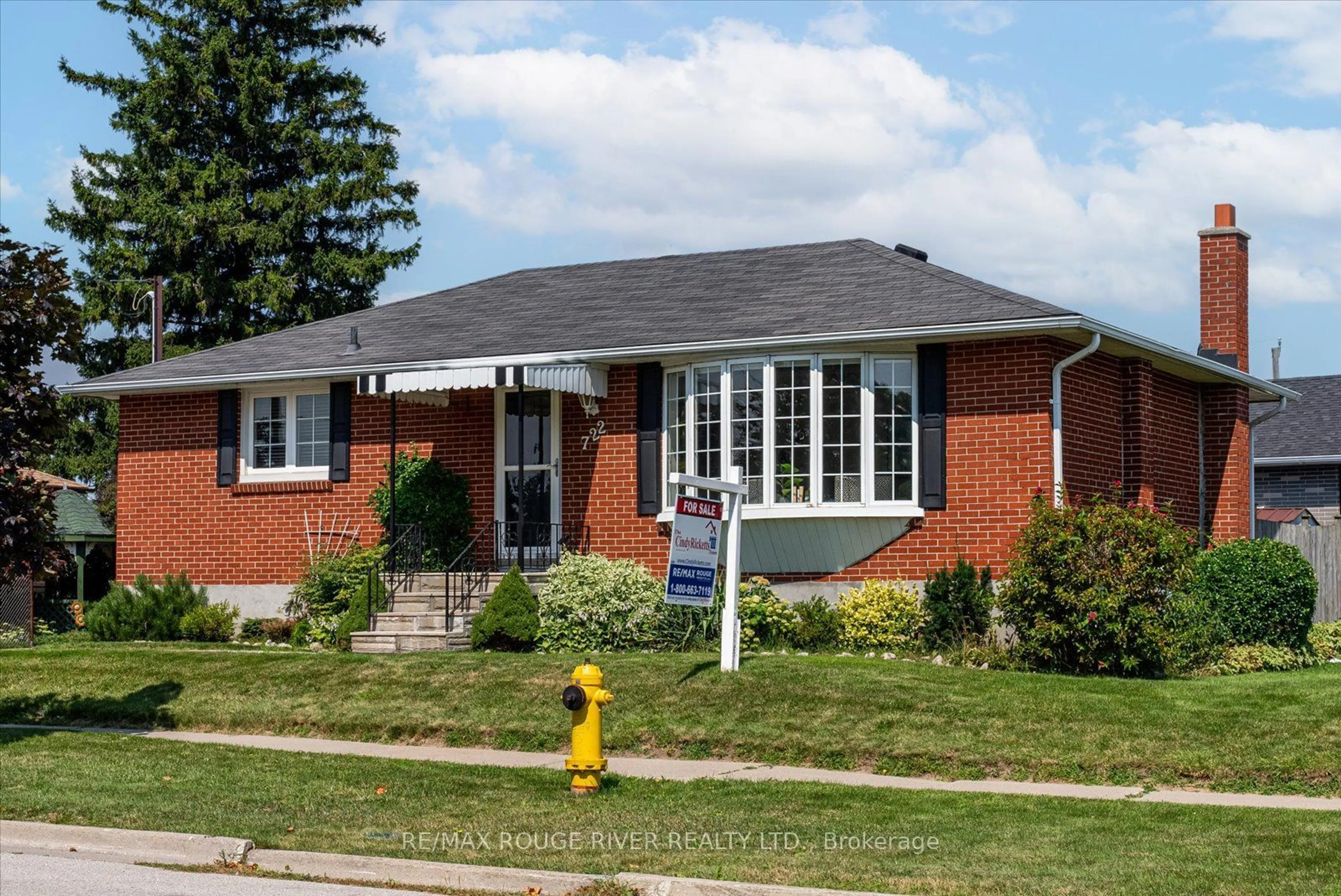 Home with brick exterior material for 722 Gaspe Ave, Oshawa Ontario L1J 1C7