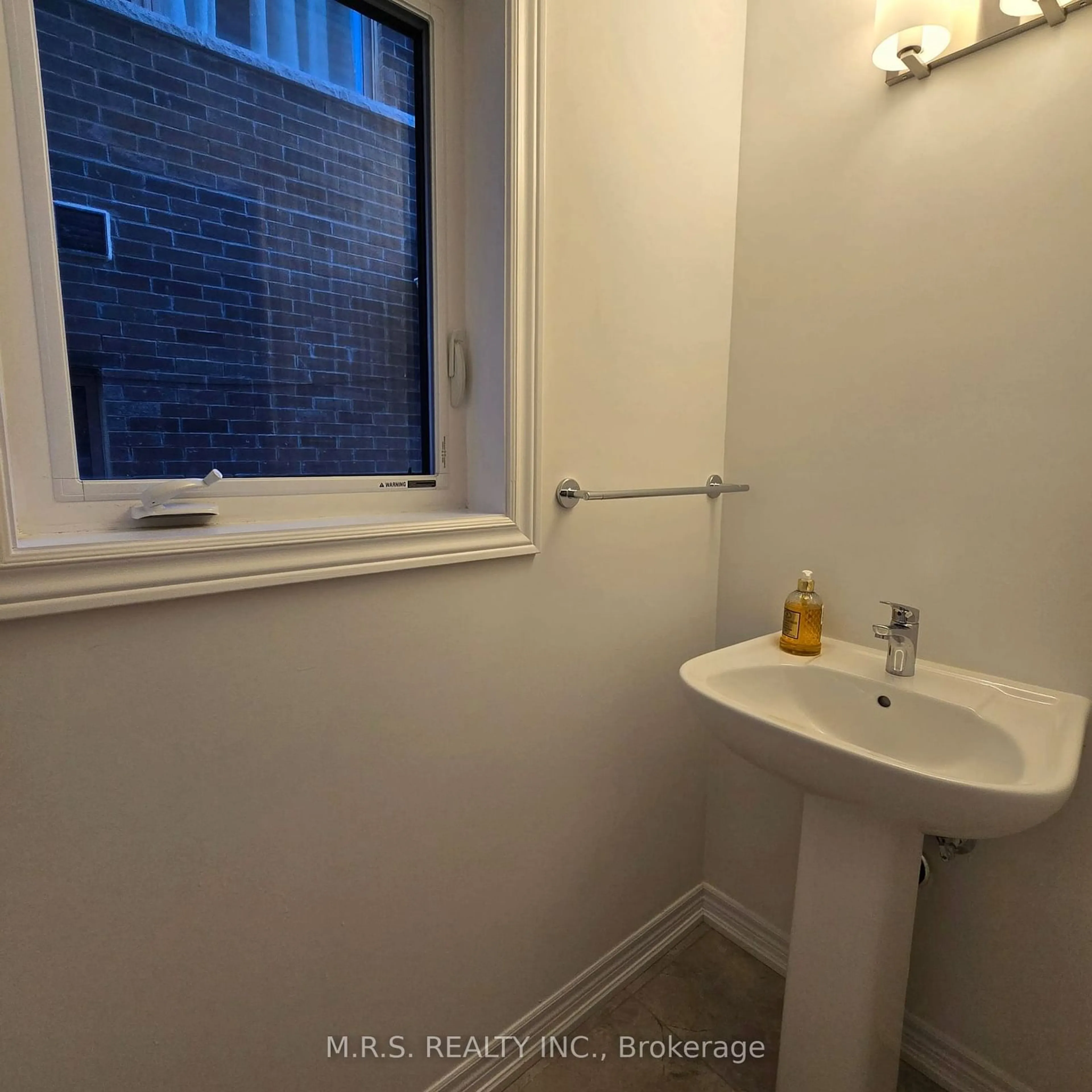 Standard bathroom, unknown floor for 1120 Lockie Dr, Oshawa Ontario L1L 0R9