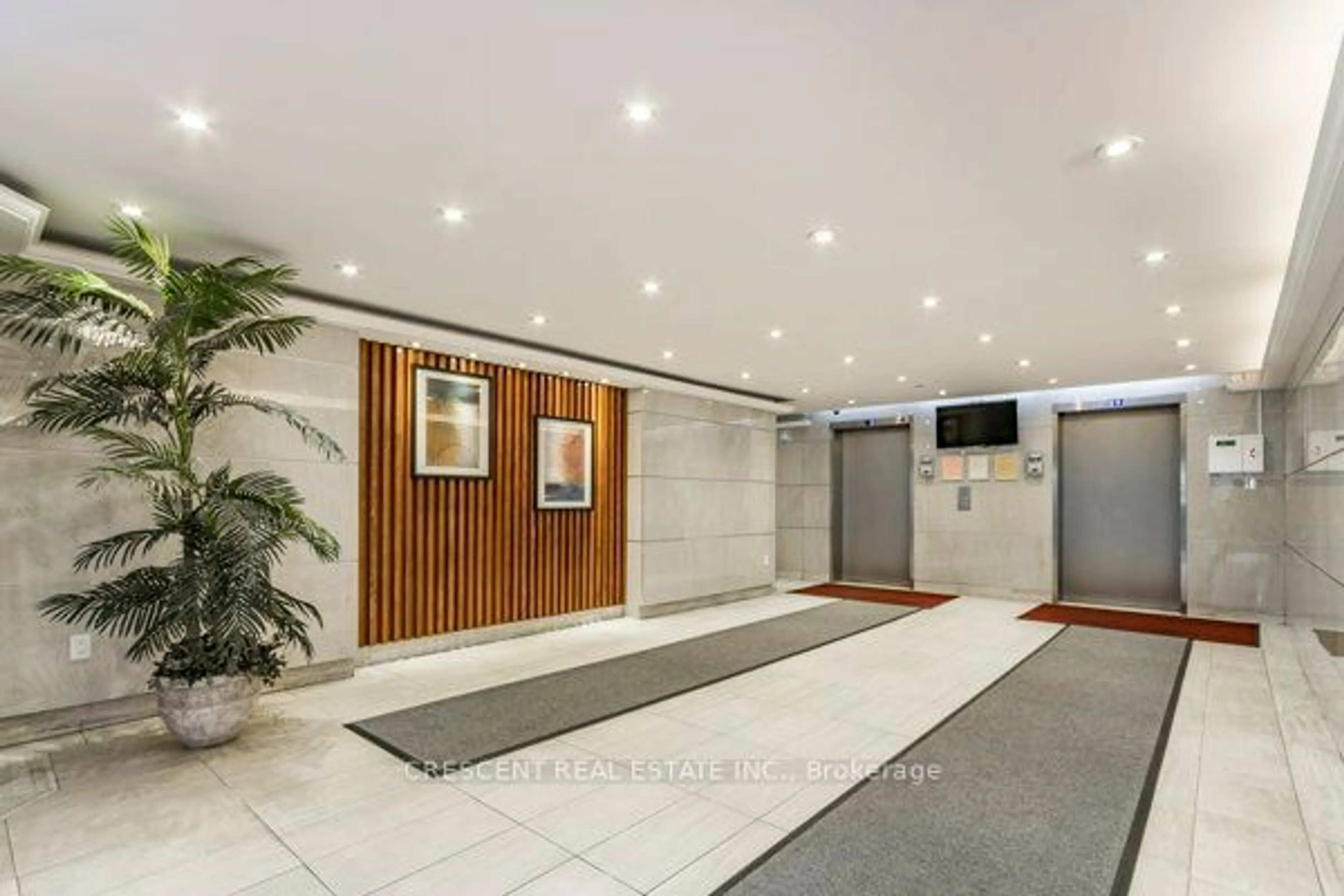 Indoor lobby, wood floors for 10 Stonehill Crt #611, Toronto Ontario M1W 2X8