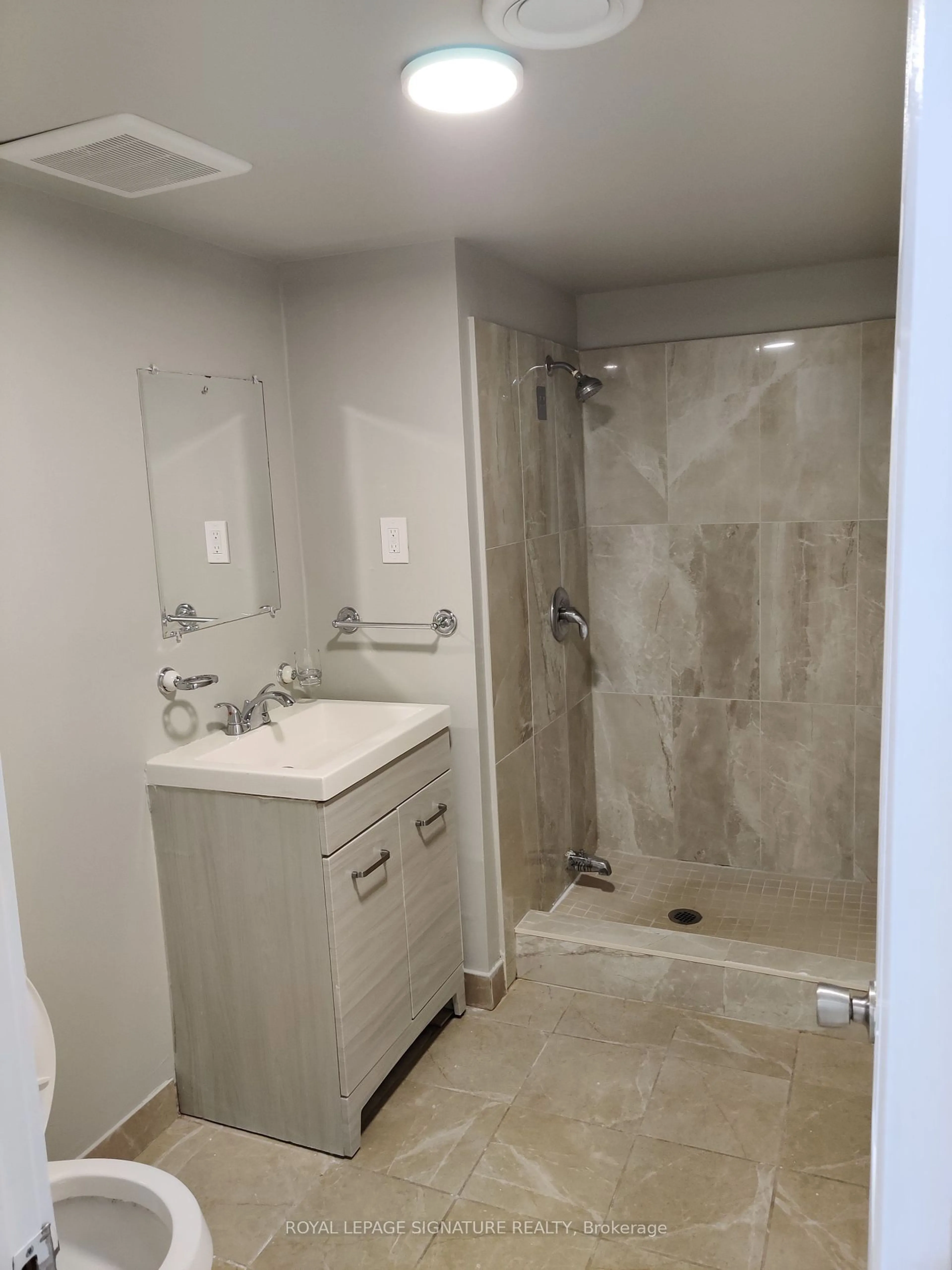 Standard bathroom, not visible floor for 352 Garden Crt, Oshawa Ontario L1J 3E4