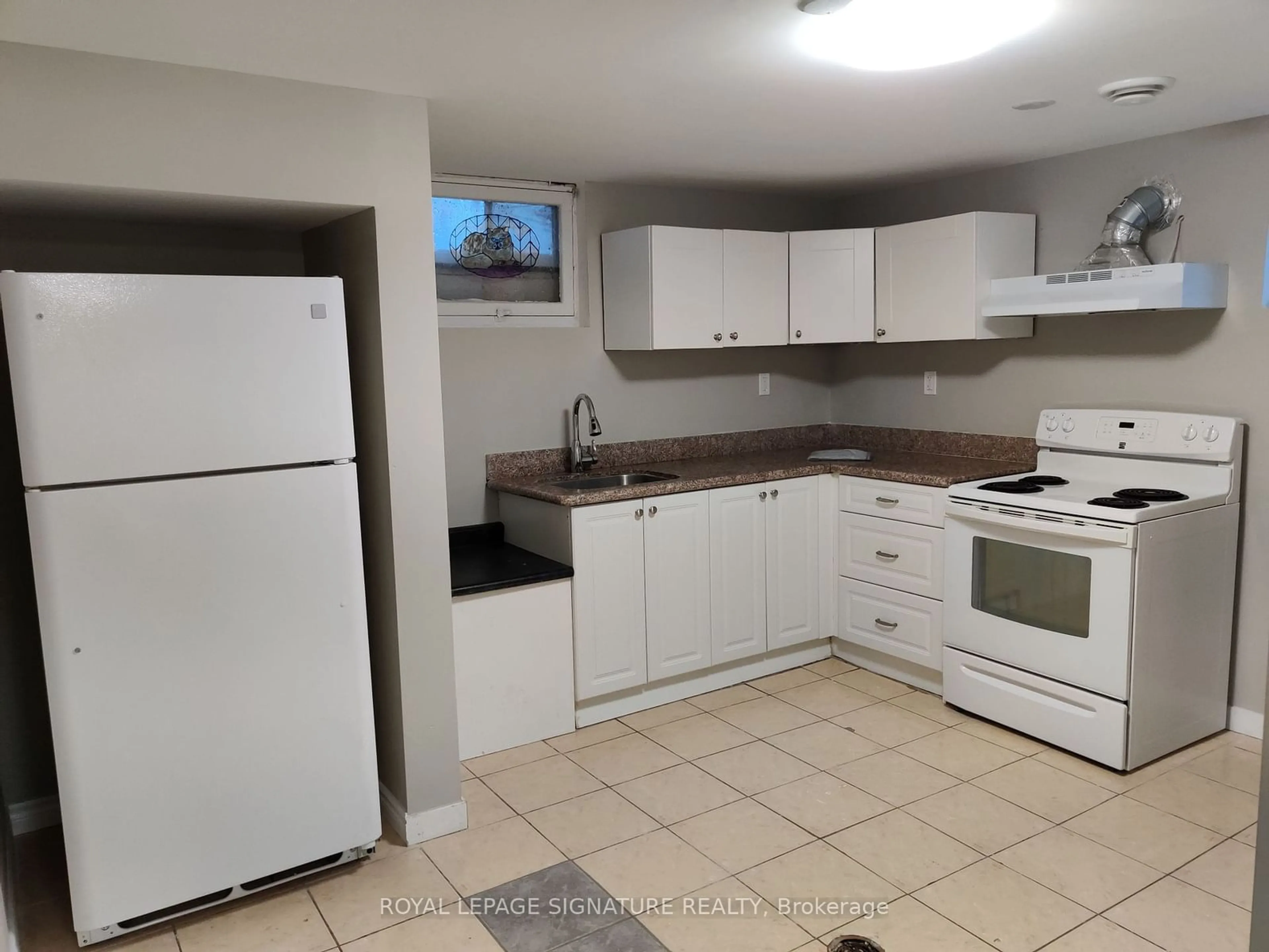 Standard kitchen, not visible floor, cottage for 352 Garden Crt, Oshawa Ontario L1J 3E4