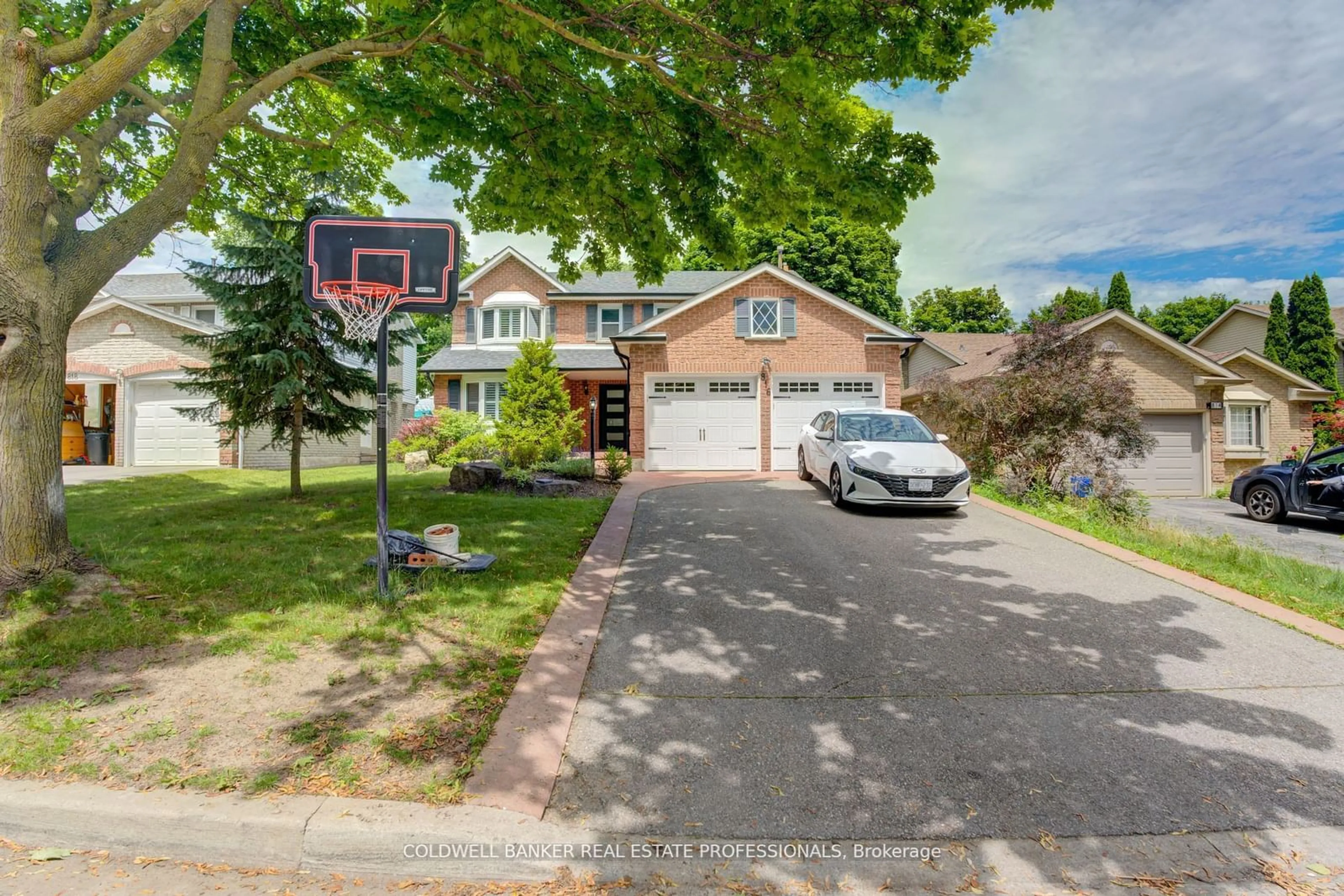 Frontside or backside of a home, the street view for 816 Ironwood Crt, Whitby Ontario L1N 6S3