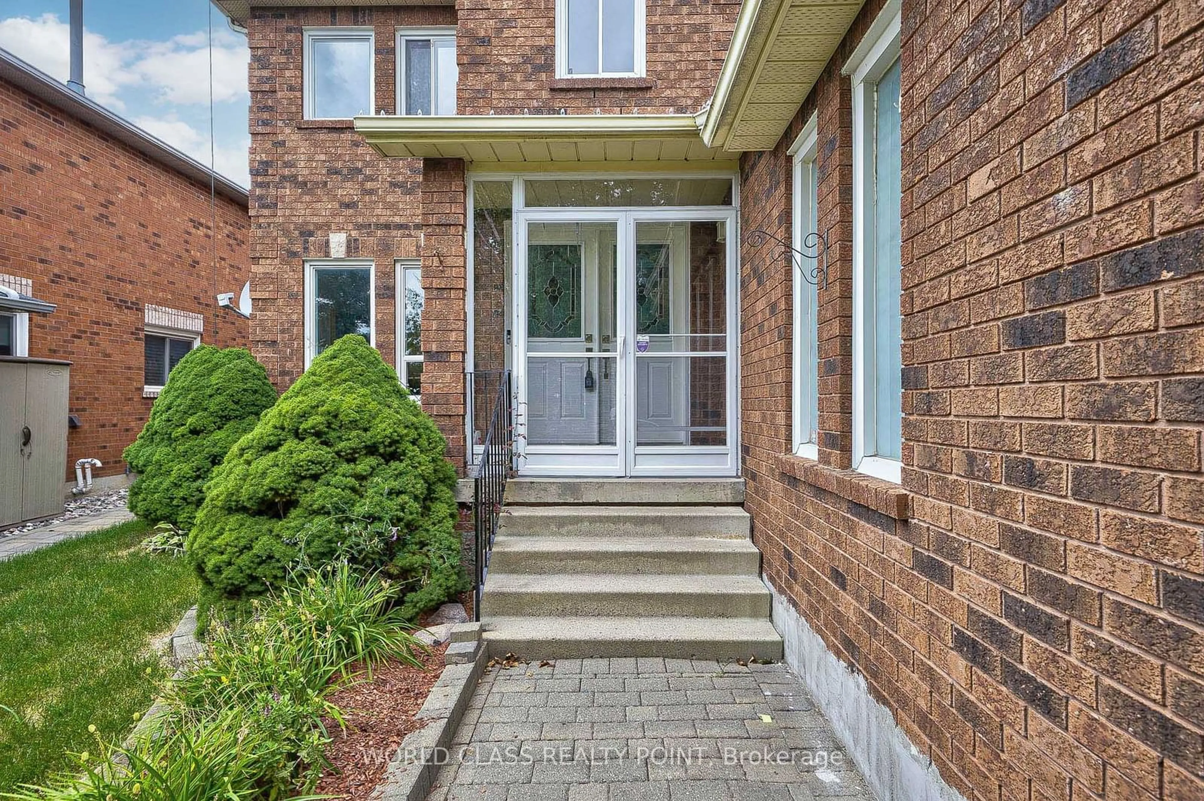 Indoor entryway, wood floors for 202 Bridgewater Ave, Whitby Ontario L1R 1X3