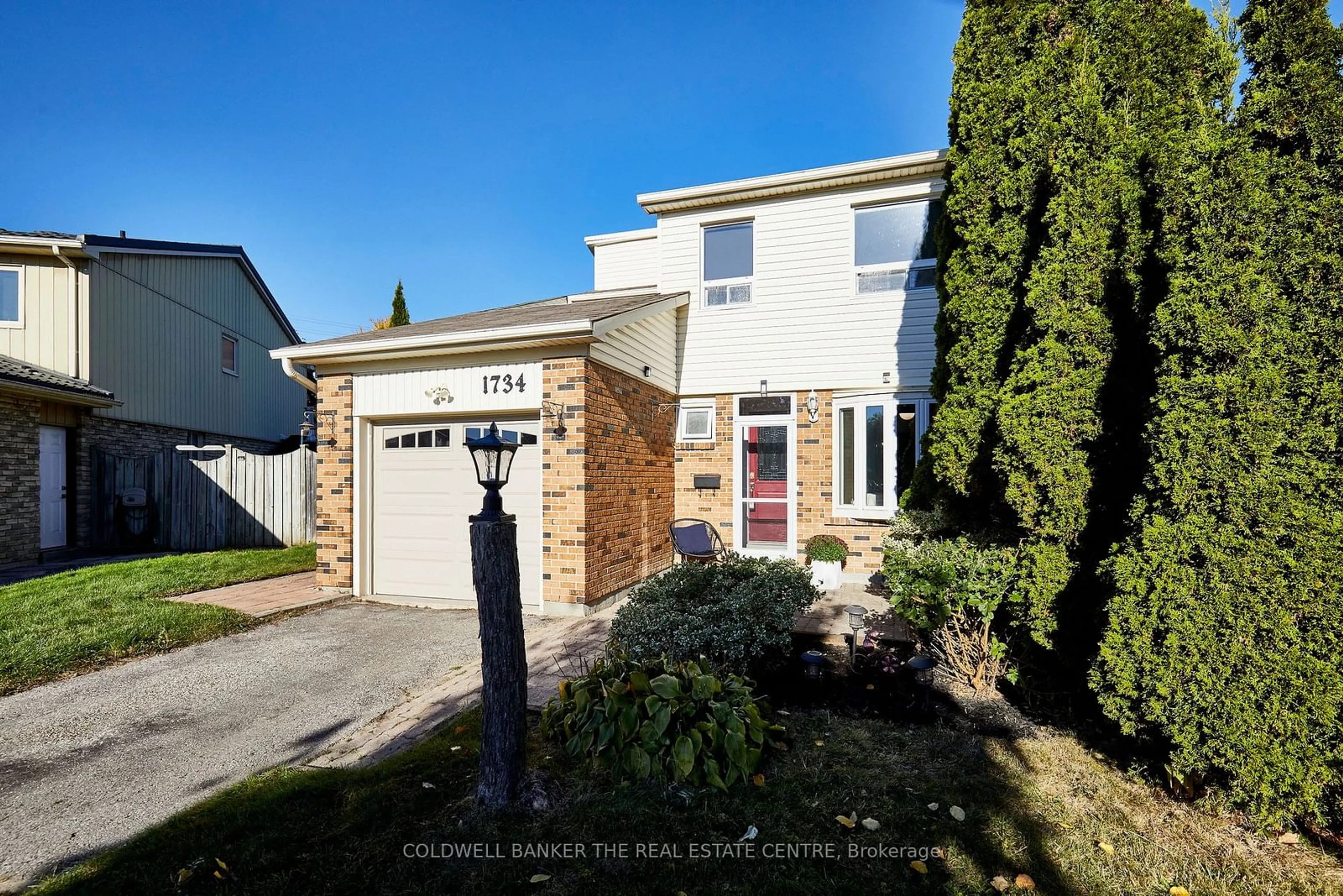 Frontside or backside of a home, the street view for 1734 Wollaston Crt, Pickering Ontario L1V 2X1