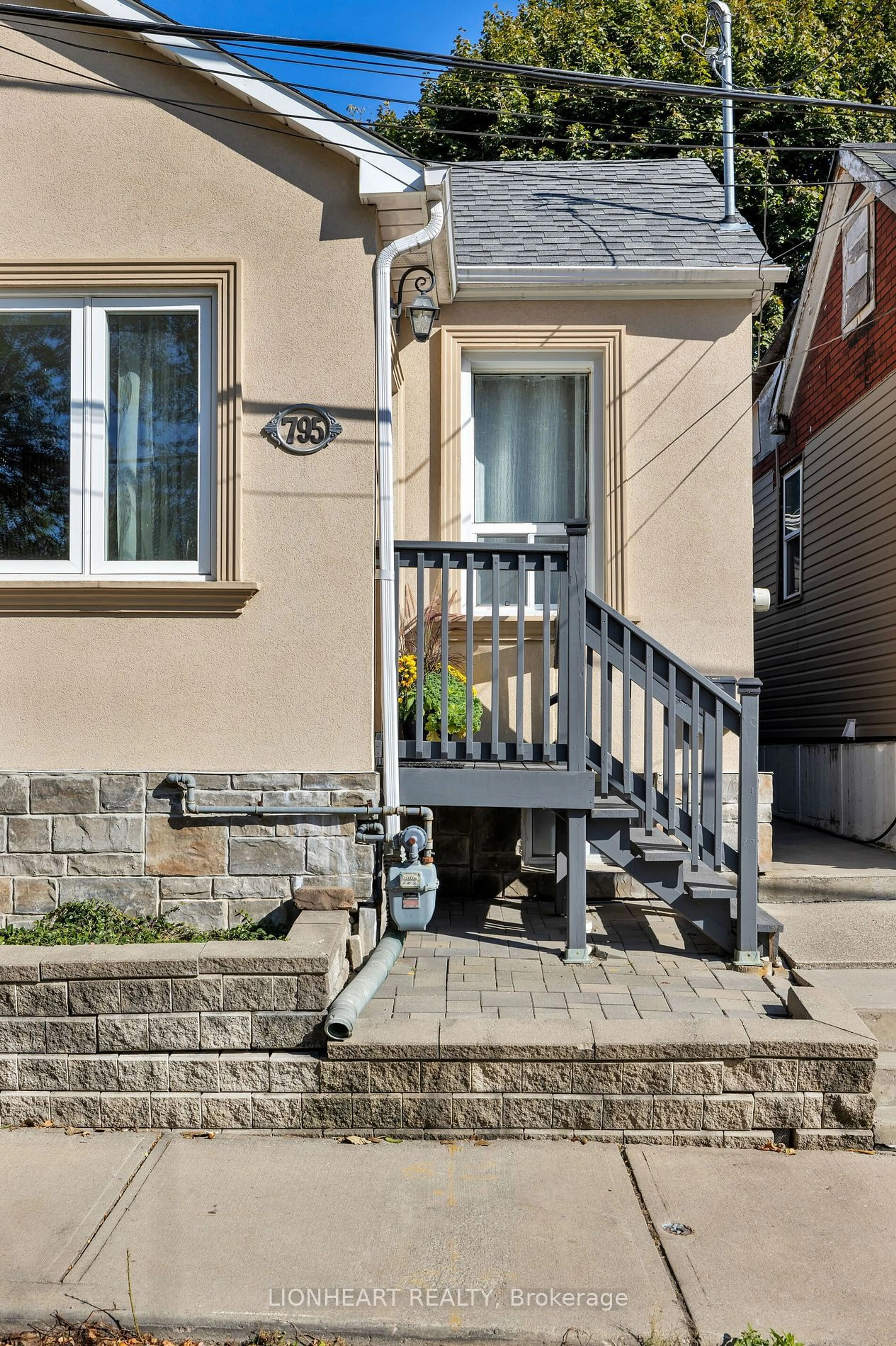 Stairs for 795 Craven Rd, Toronto Ontario M4L 2Z7