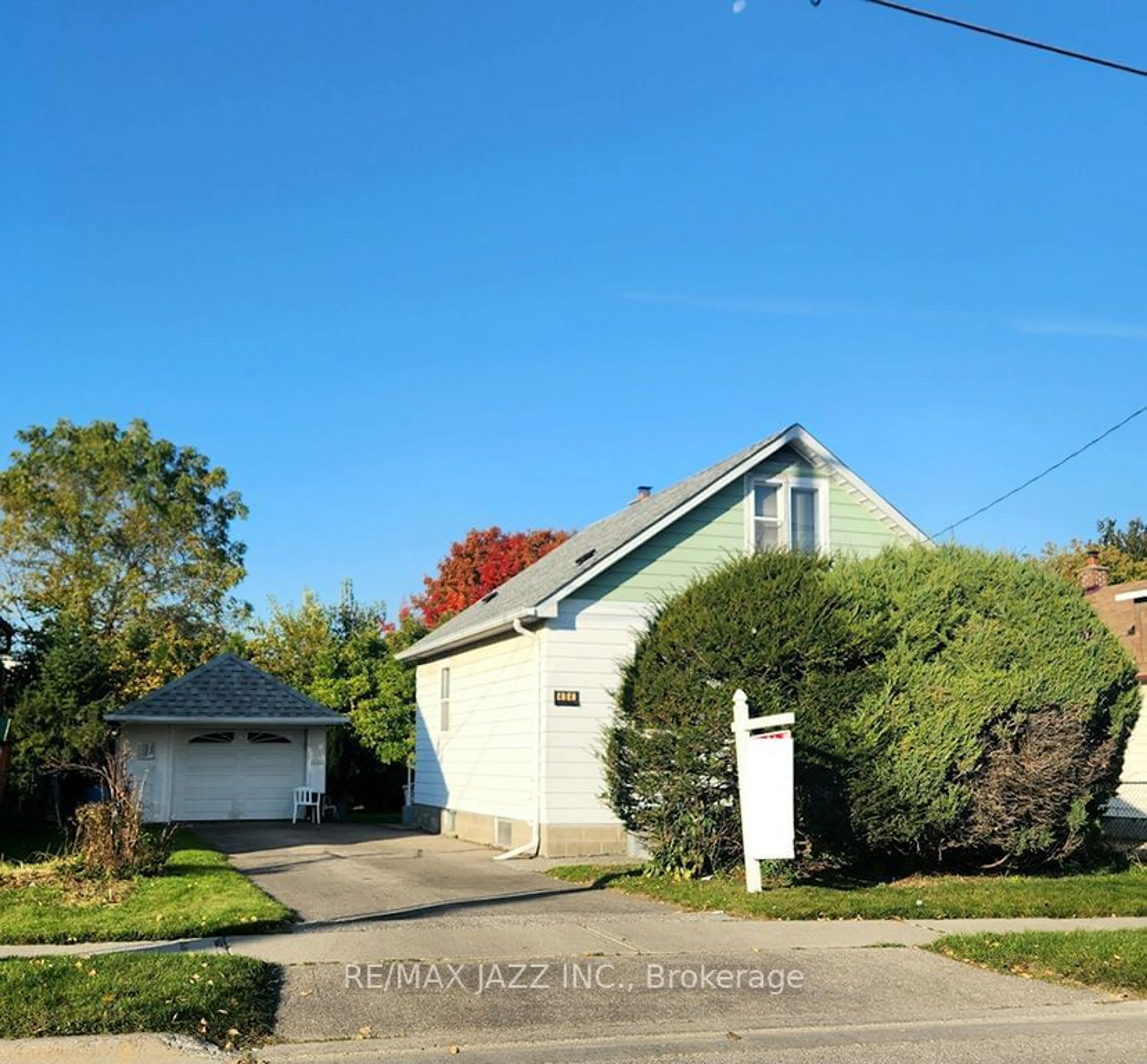 Frontside or backside of a home, the street view for 494 Drew St, Oshawa Ontario L1H 5B7