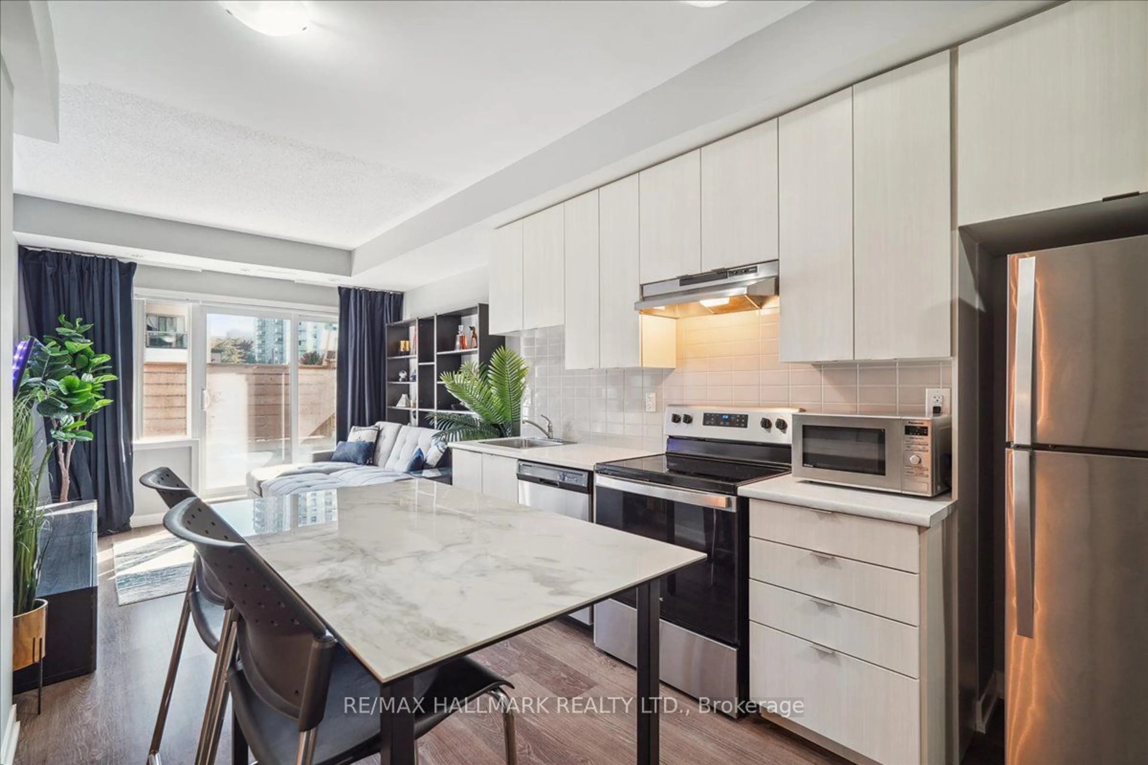 Open concept kitchen for 5155 Sheppard Ave #108, Toronto Ontario M1B 0C8