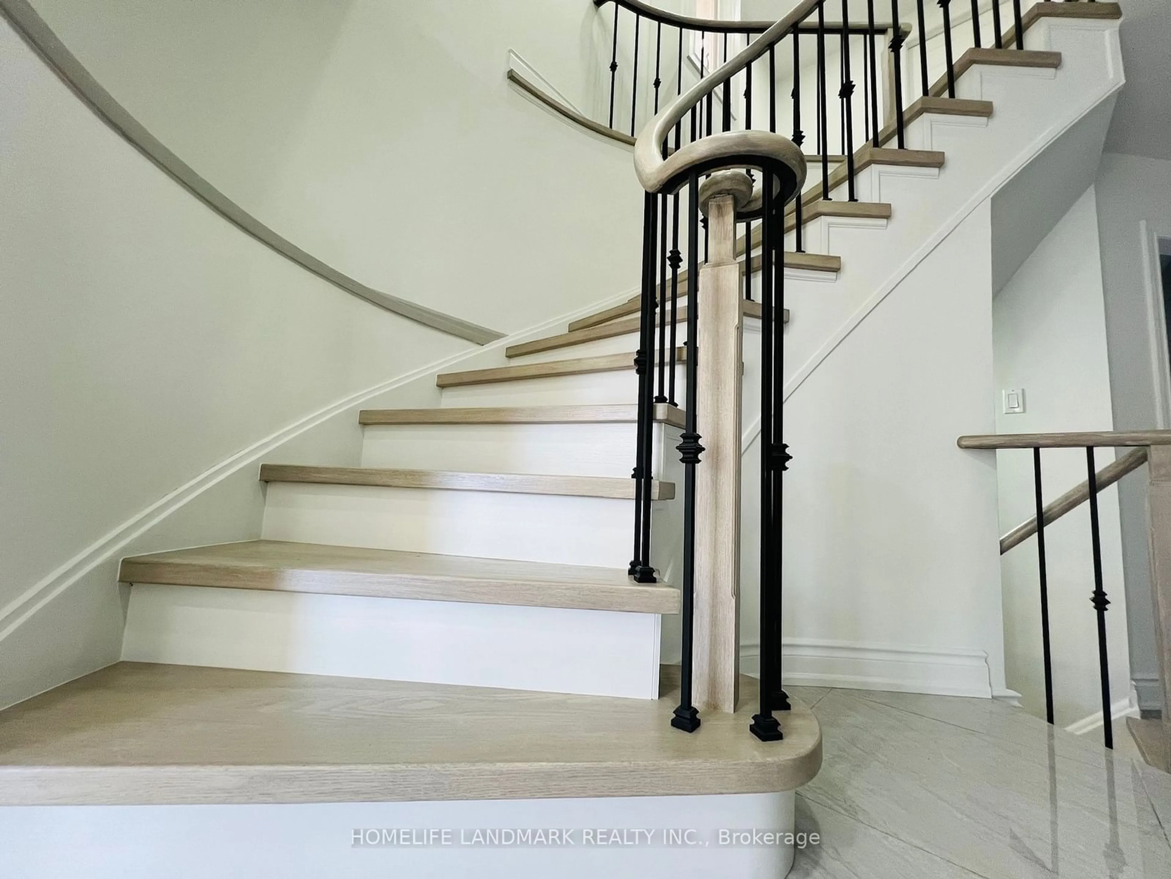 Stairs for 93 Sandyhook Sq, Toronto Ontario M1W 3N6