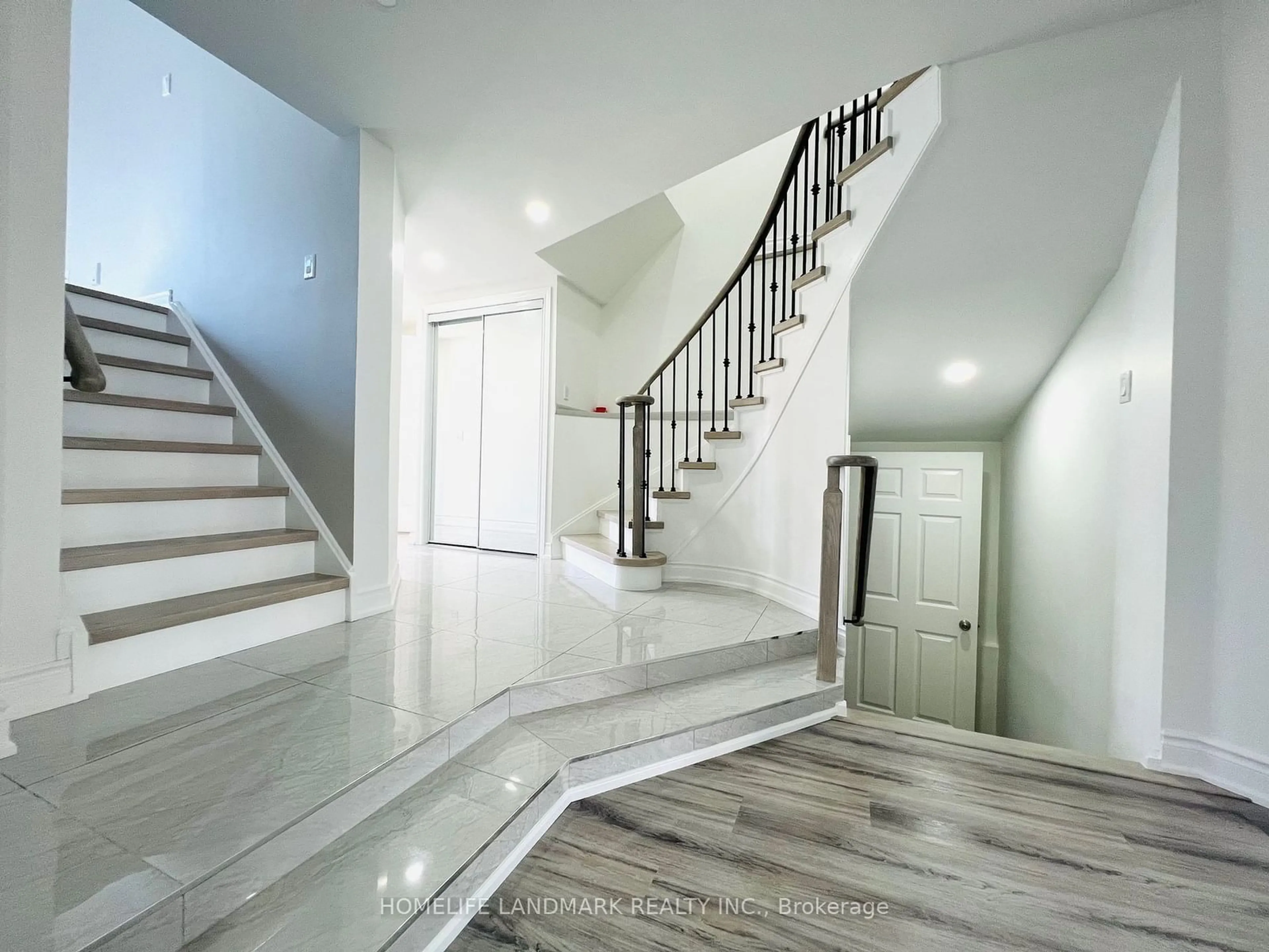 Stairs for 93 Sandyhook Sq, Toronto Ontario M1W 3N6