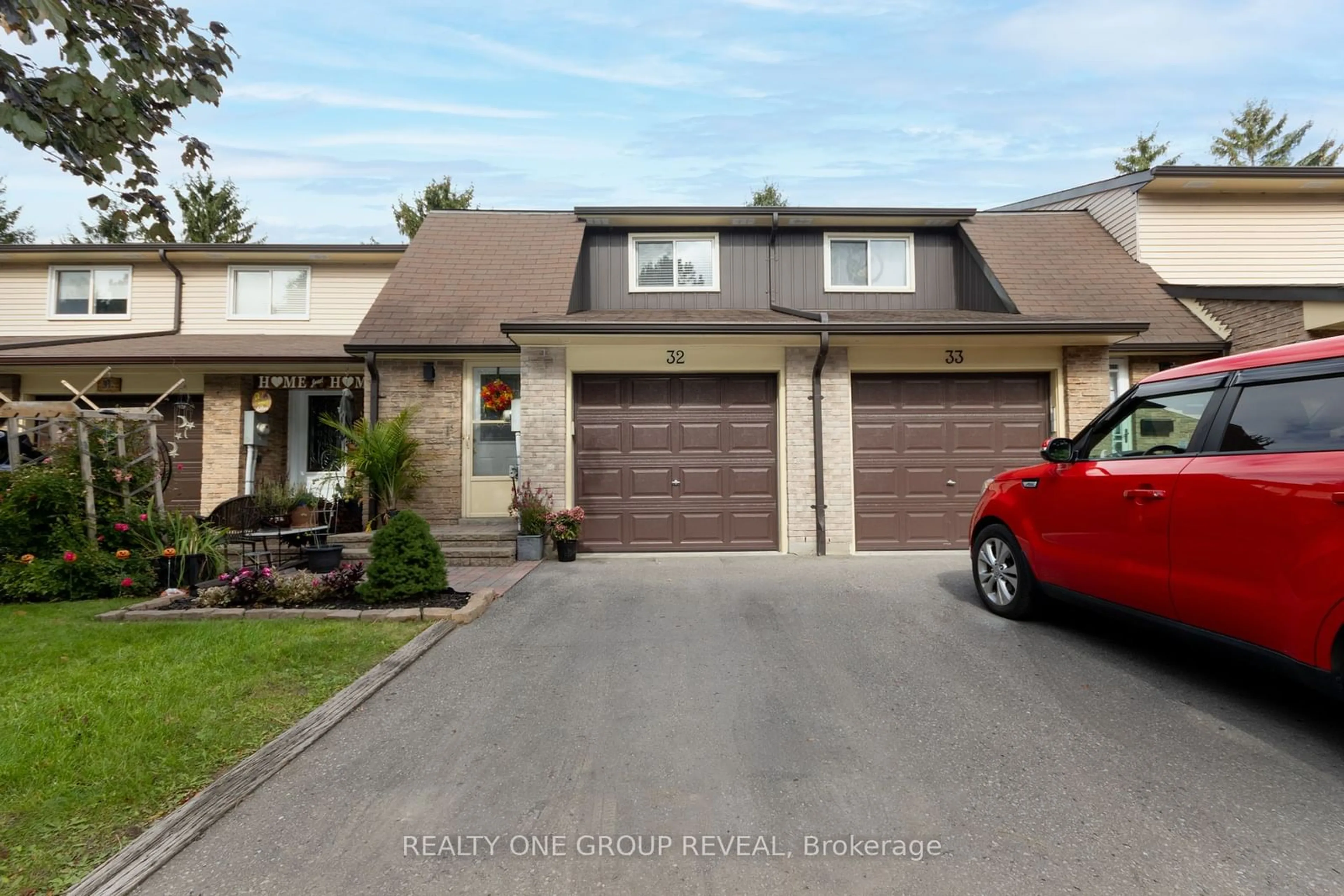 Frontside or backside of a home, the street view for 925 Burns St #32, Whitby Ontario L1N 6J5