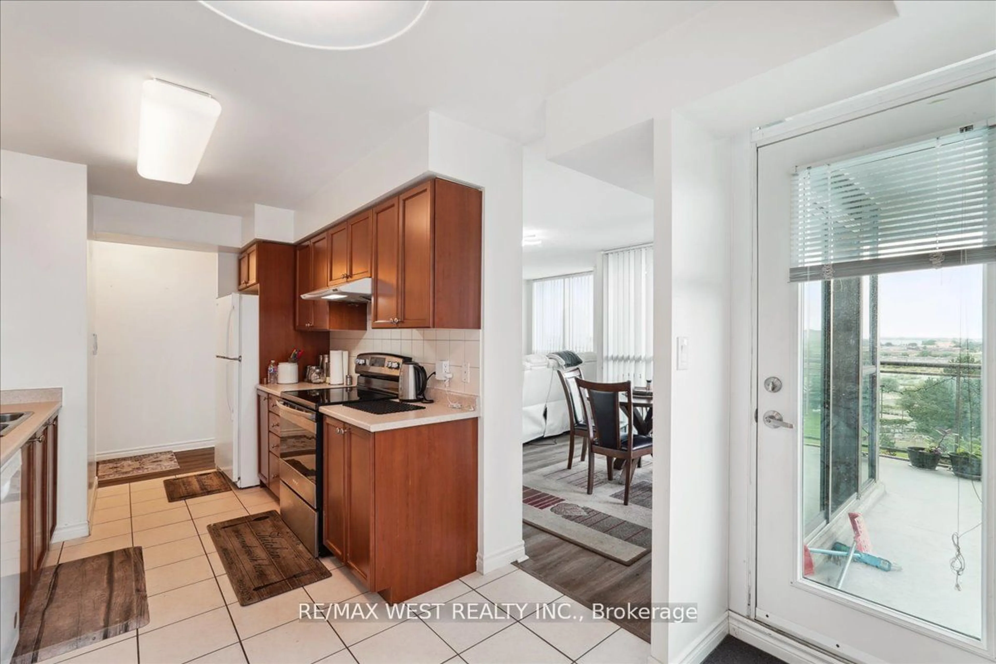 Standard kitchen, wood floors, cottage for 88 Grangeway Ave #708, Toronto Ontario M1H 0A2