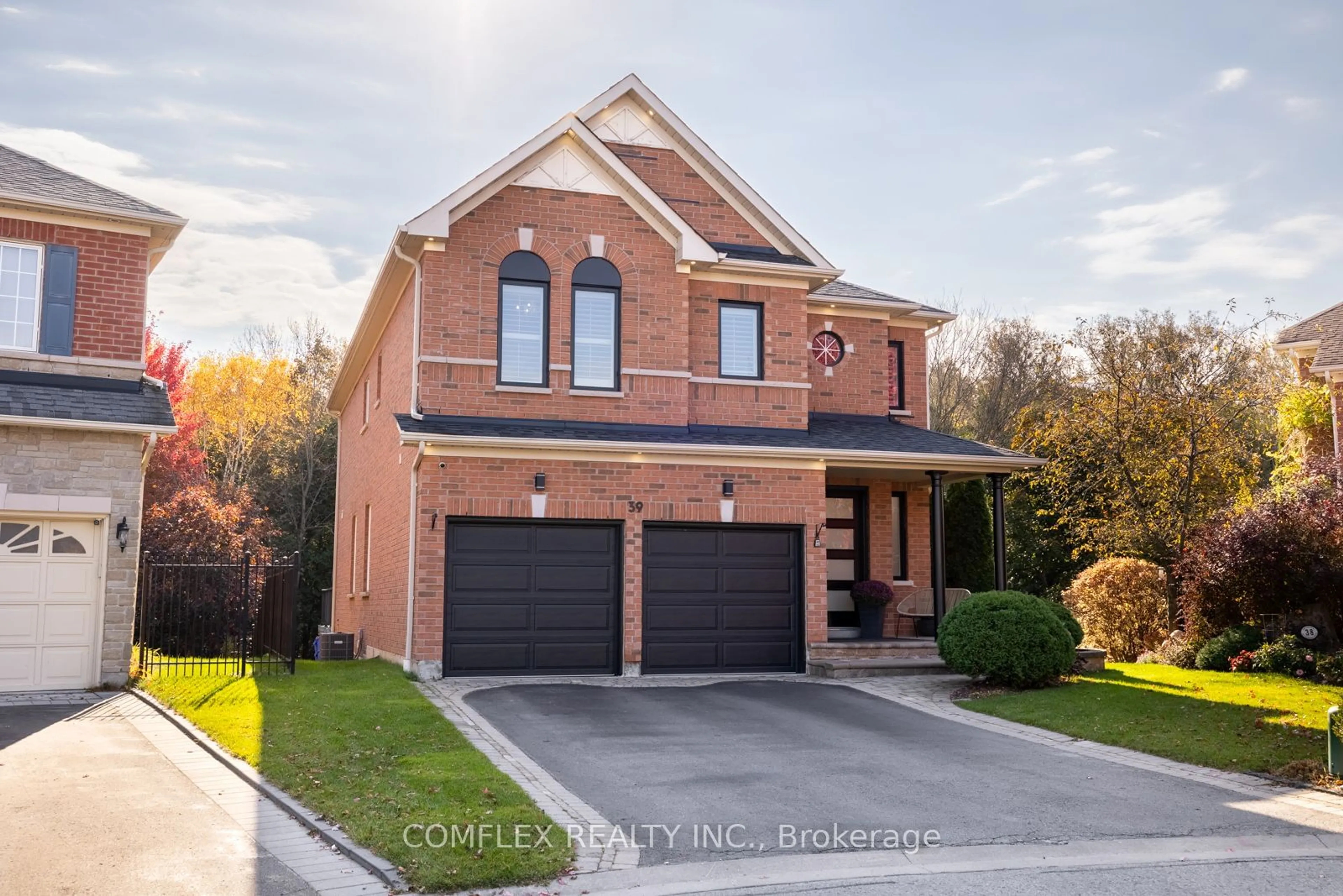 Home with brick exterior material for 39 Blossomview Crt, Whitby Ontario L1R 3G5