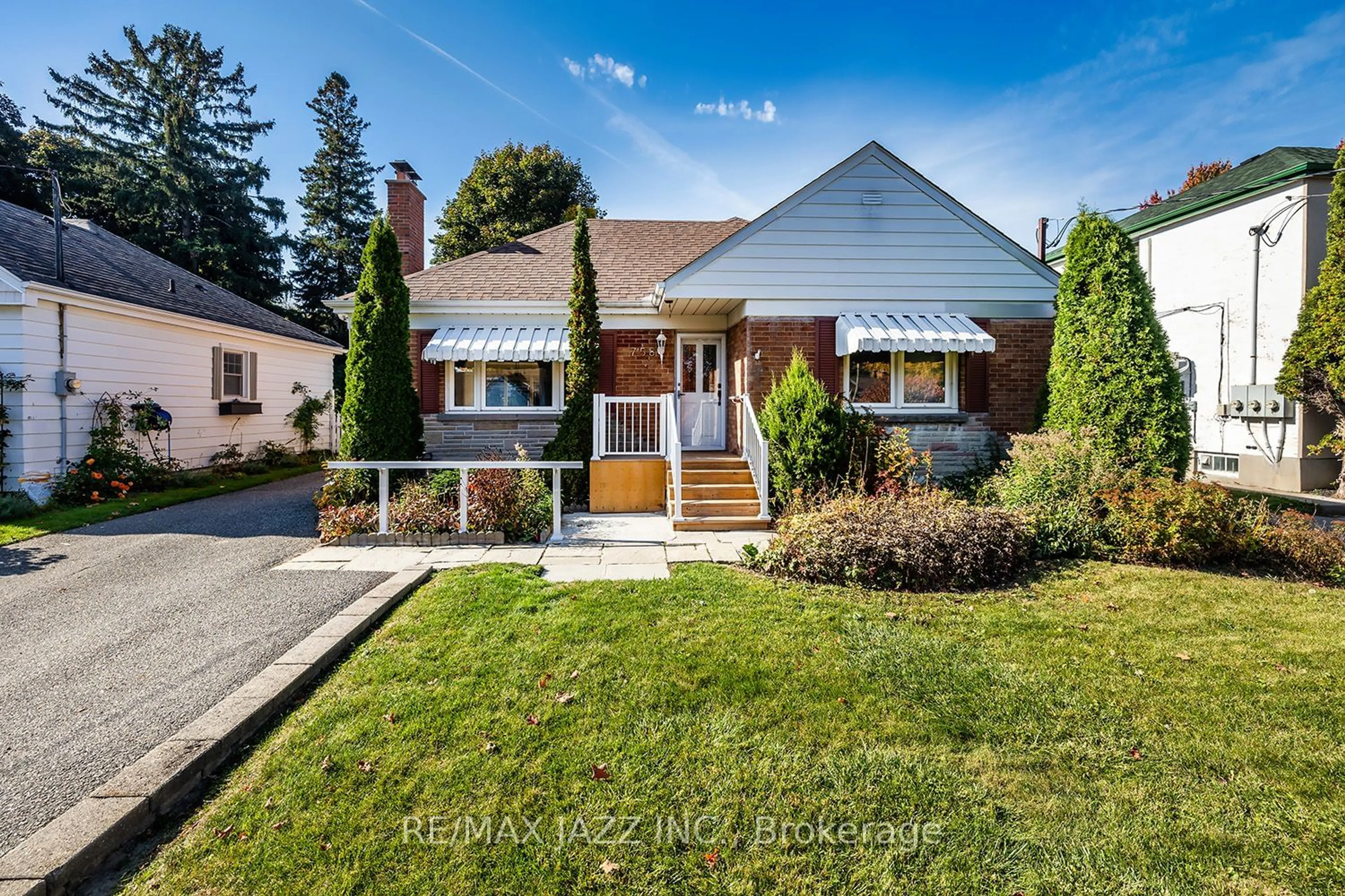 Frontside or backside of a home, cottage for 758 Mary St, Oshawa Ontario L1G 5G3