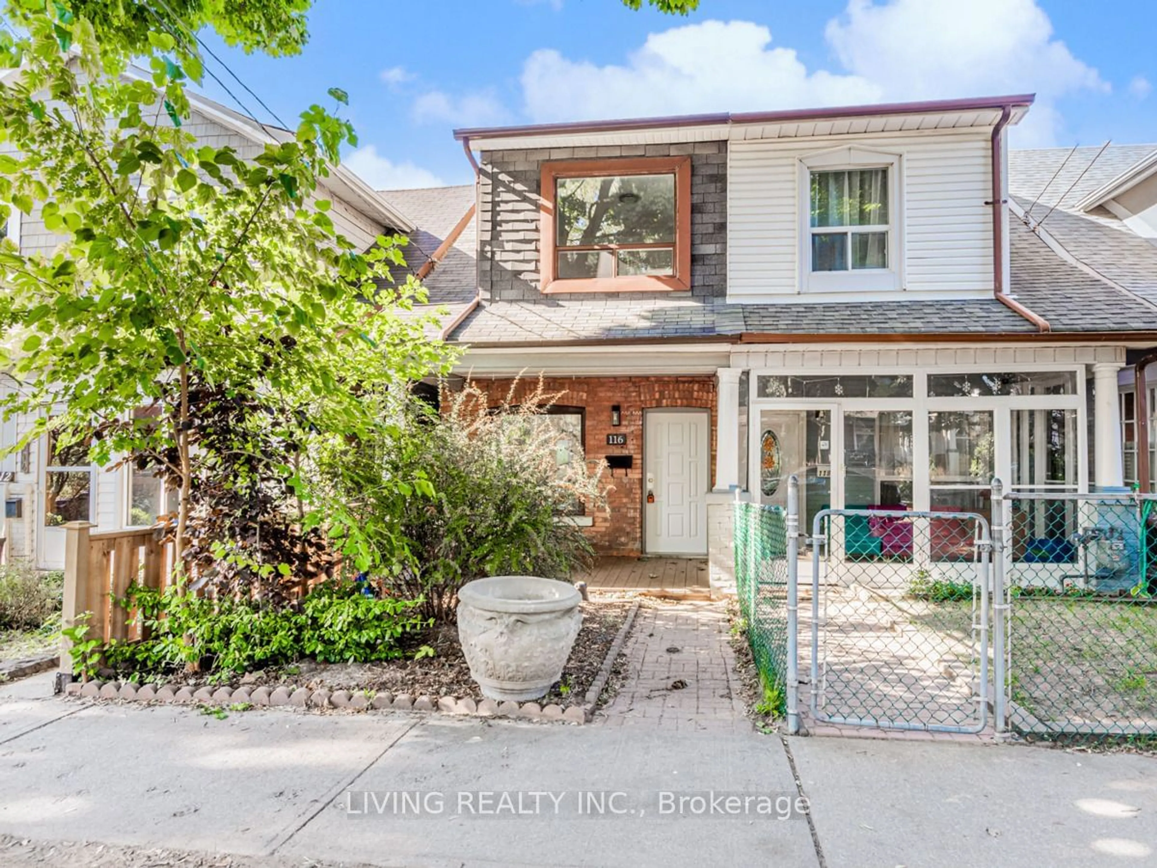 Frontside or backside of a home, the street view for 116 Roseheath Ave, Toronto Ontario M4C 3P5