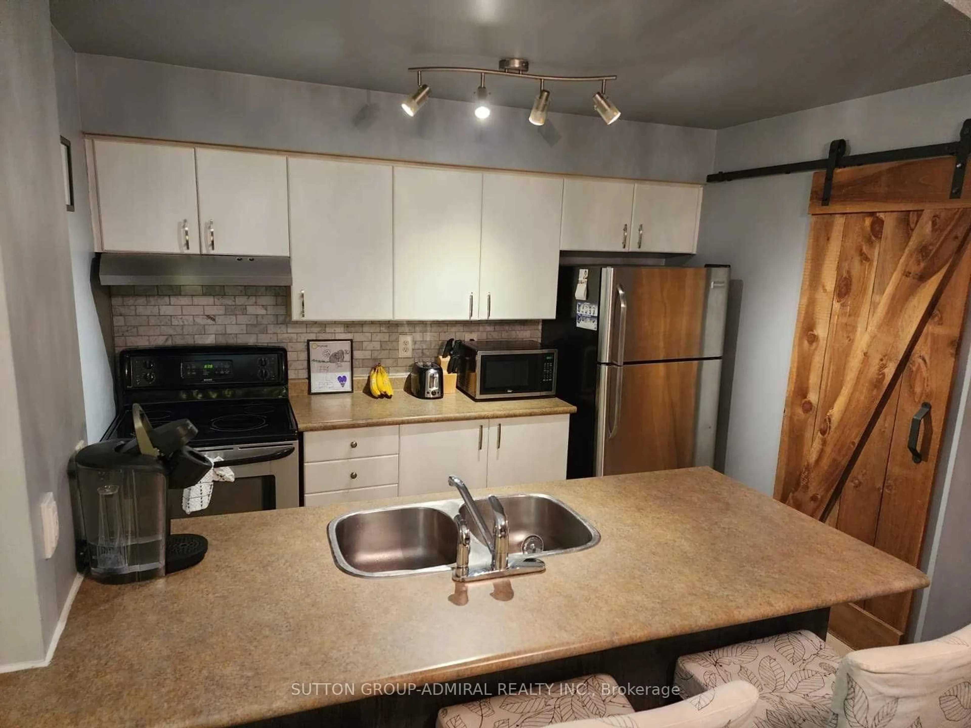 Standard kitchen, cottage for 90 Aspen Springs Dr #207, Clarington Ontario L1C 5N3