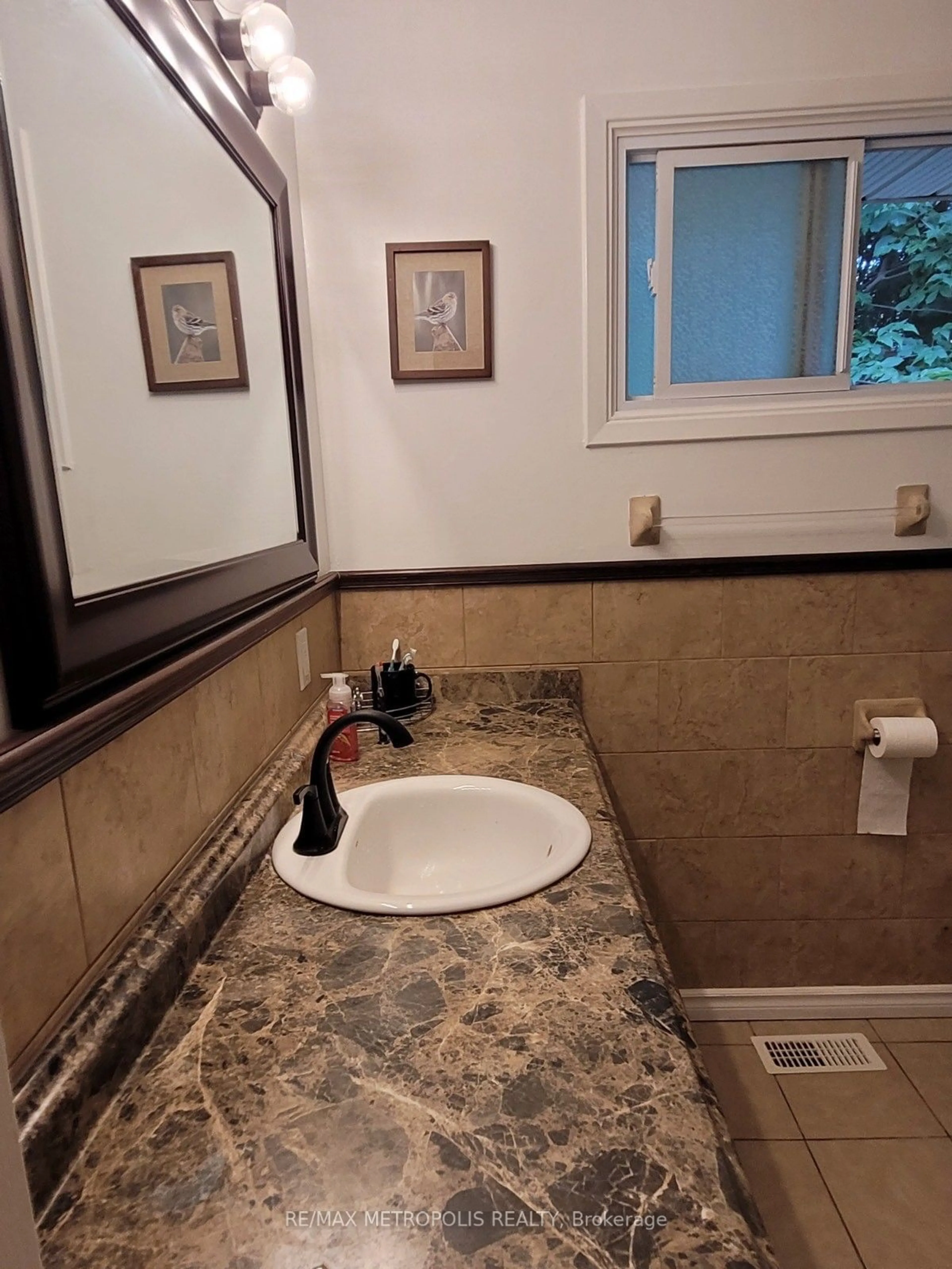 Standard bathroom, ceramic floors for 435 Wilson Rd, Oshawa Ontario L1G 6E8