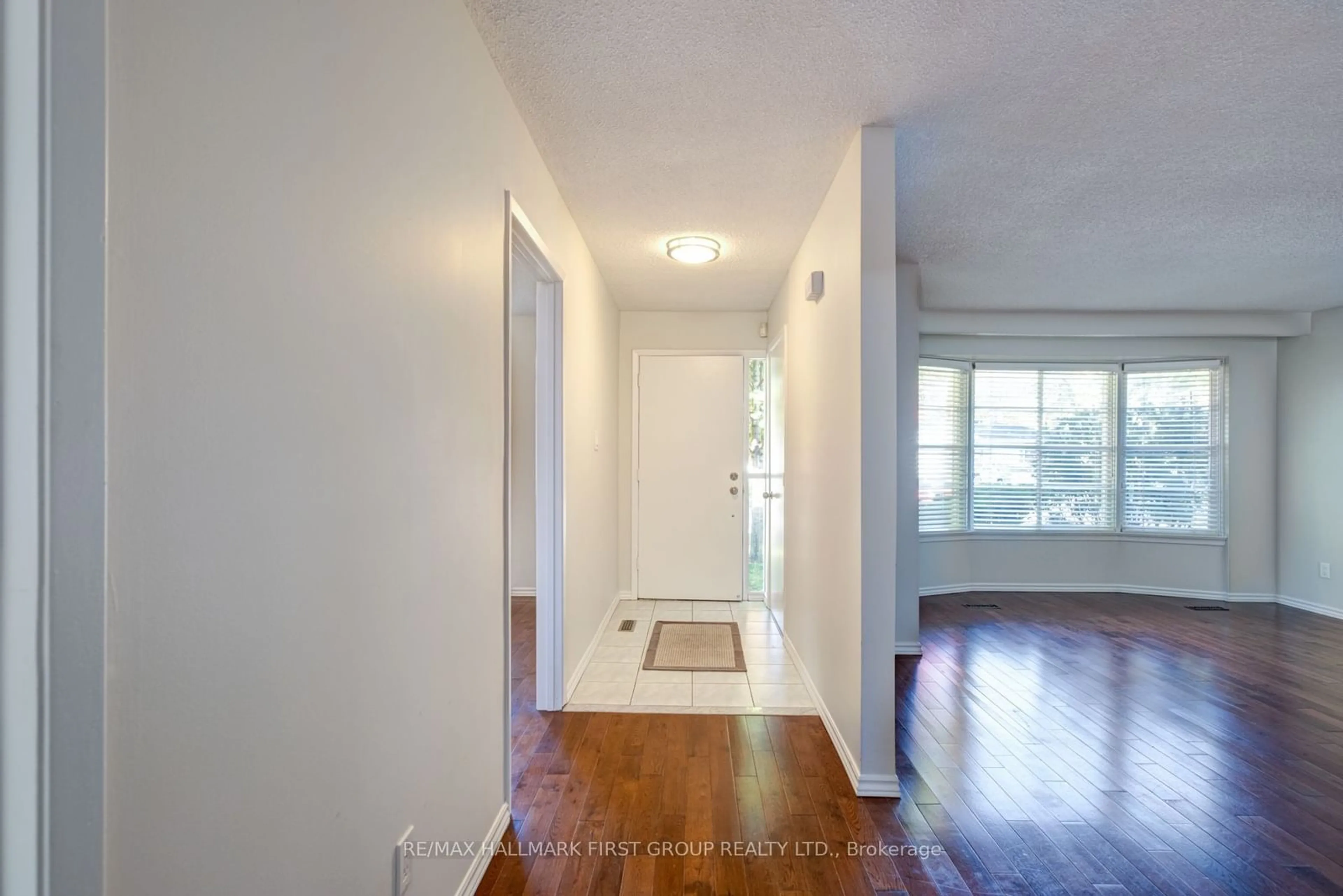 Indoor entryway, wood floors for 933 Dublin St, Whitby Ontario L1N 1Y9