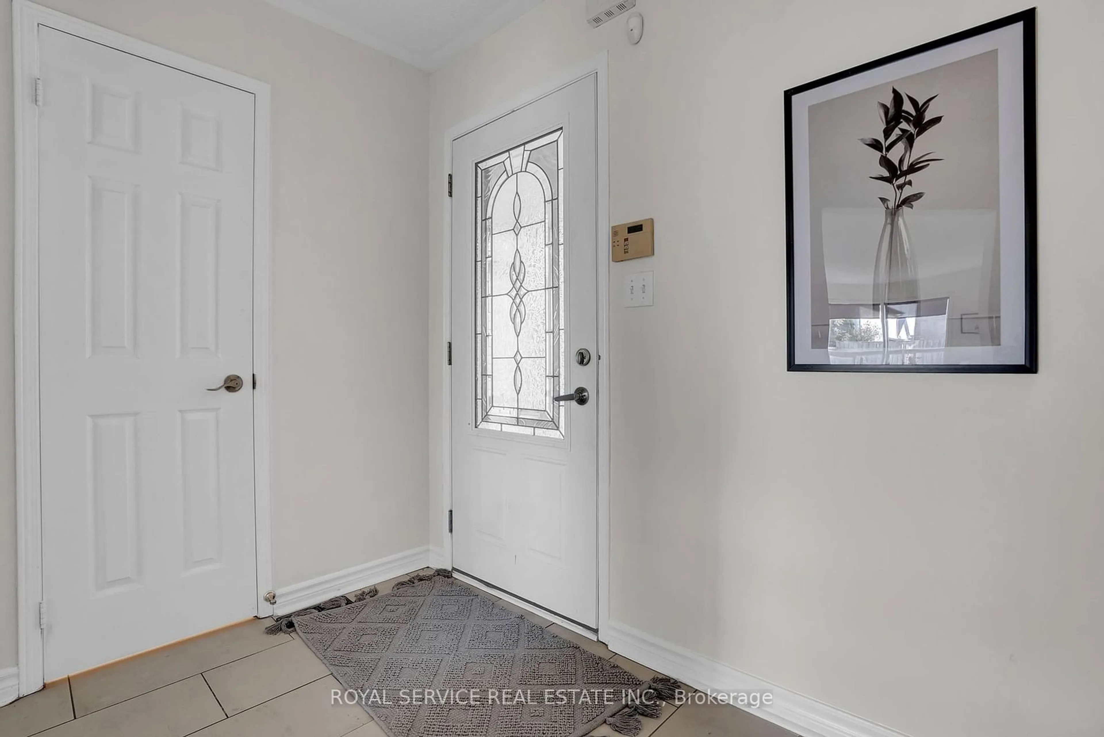 Indoor entryway, cement floor for 536 Nottingham Cres, Oshawa Ontario L1K 2V6