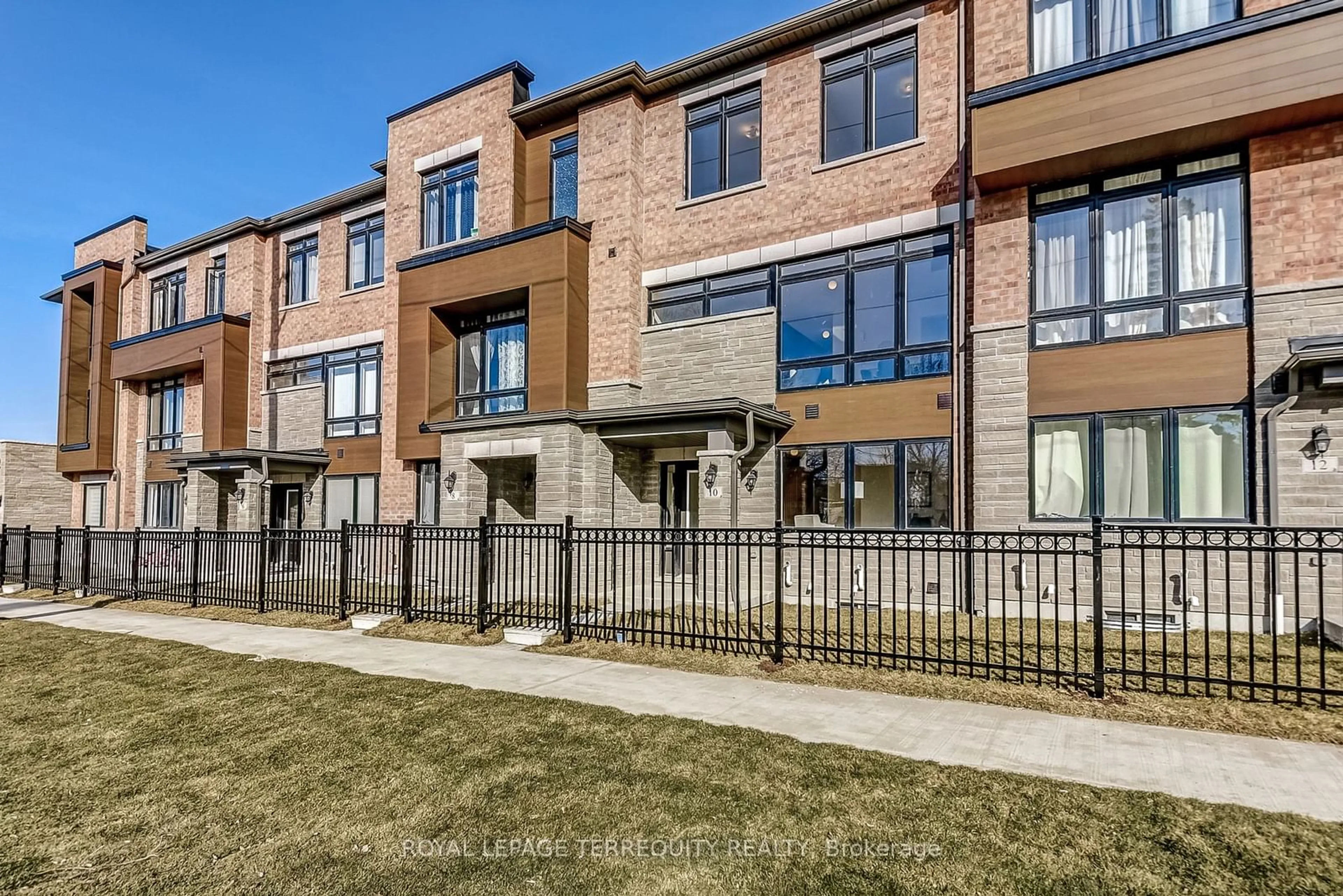 A pic from exterior of the house or condo, the front or back of building for 10 Cunliffe Lane, Ajax Ontario L1S 0H4