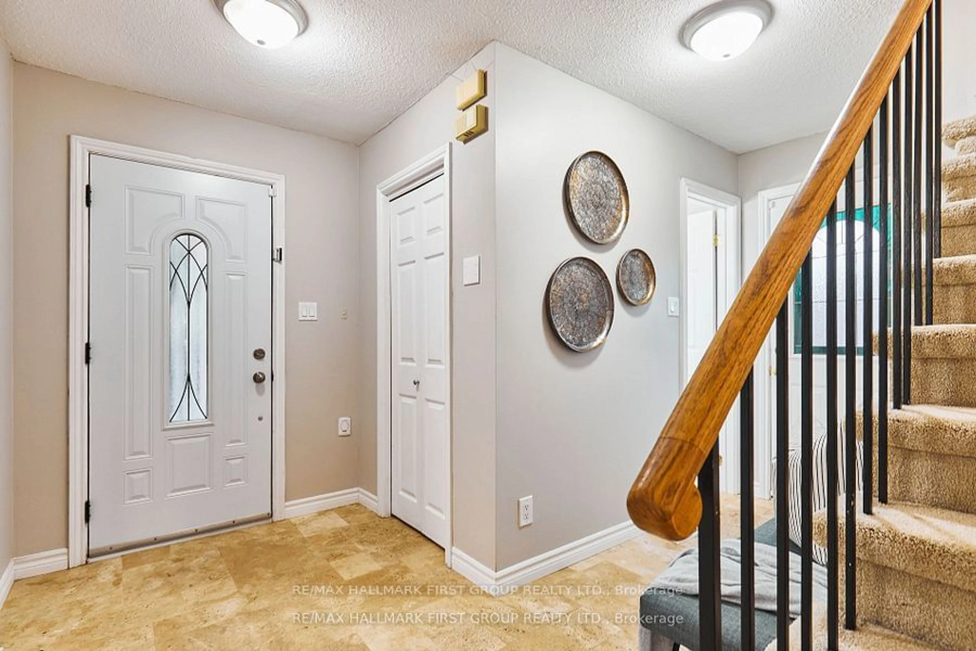 Indoor entryway, wood floors for 201 Eastlawn St, Oshawa Ontario L1H 8J2